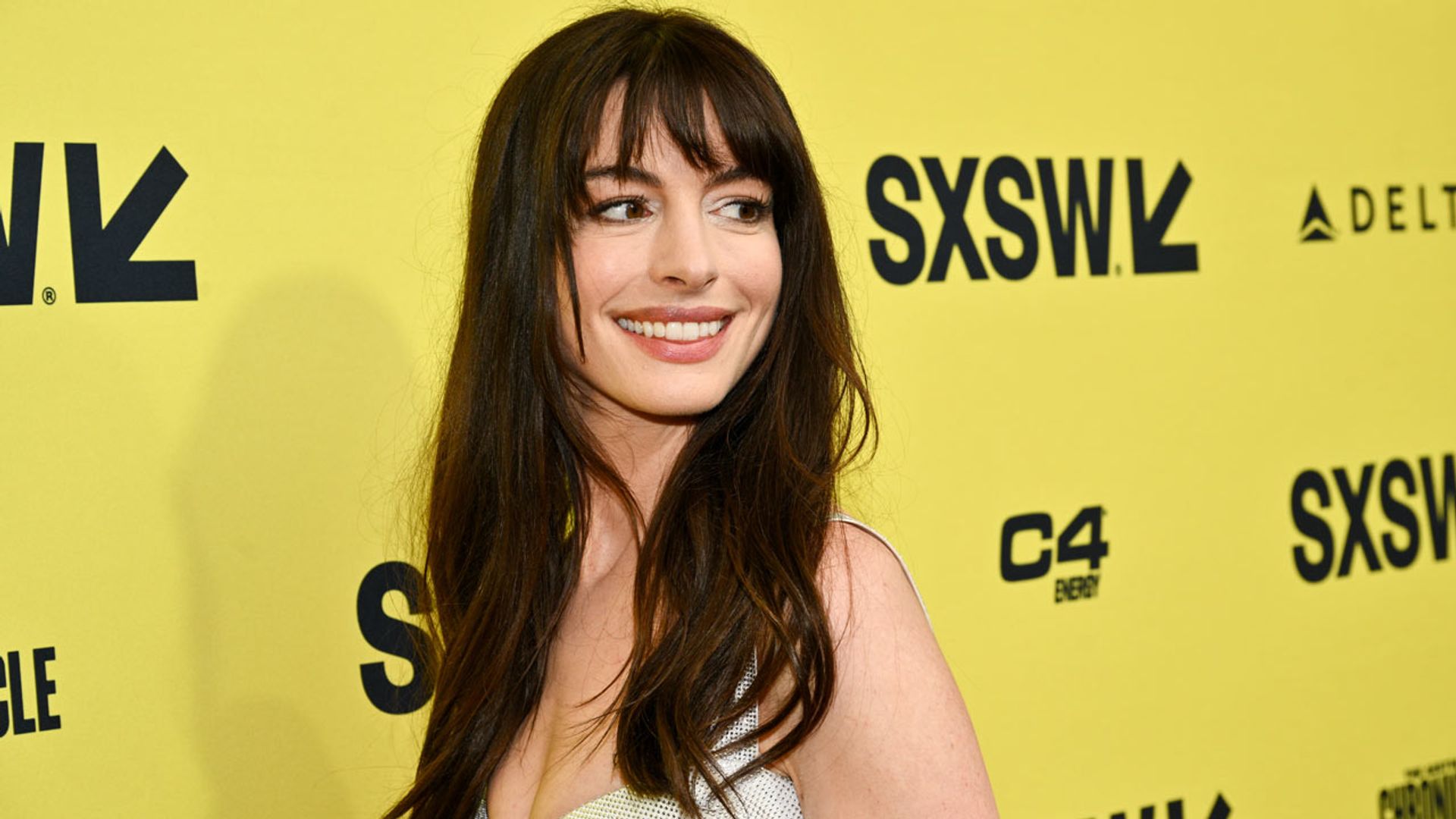 El minivestido de cristales con el que Anne Hathaway revive la moda 'disco' en Texas