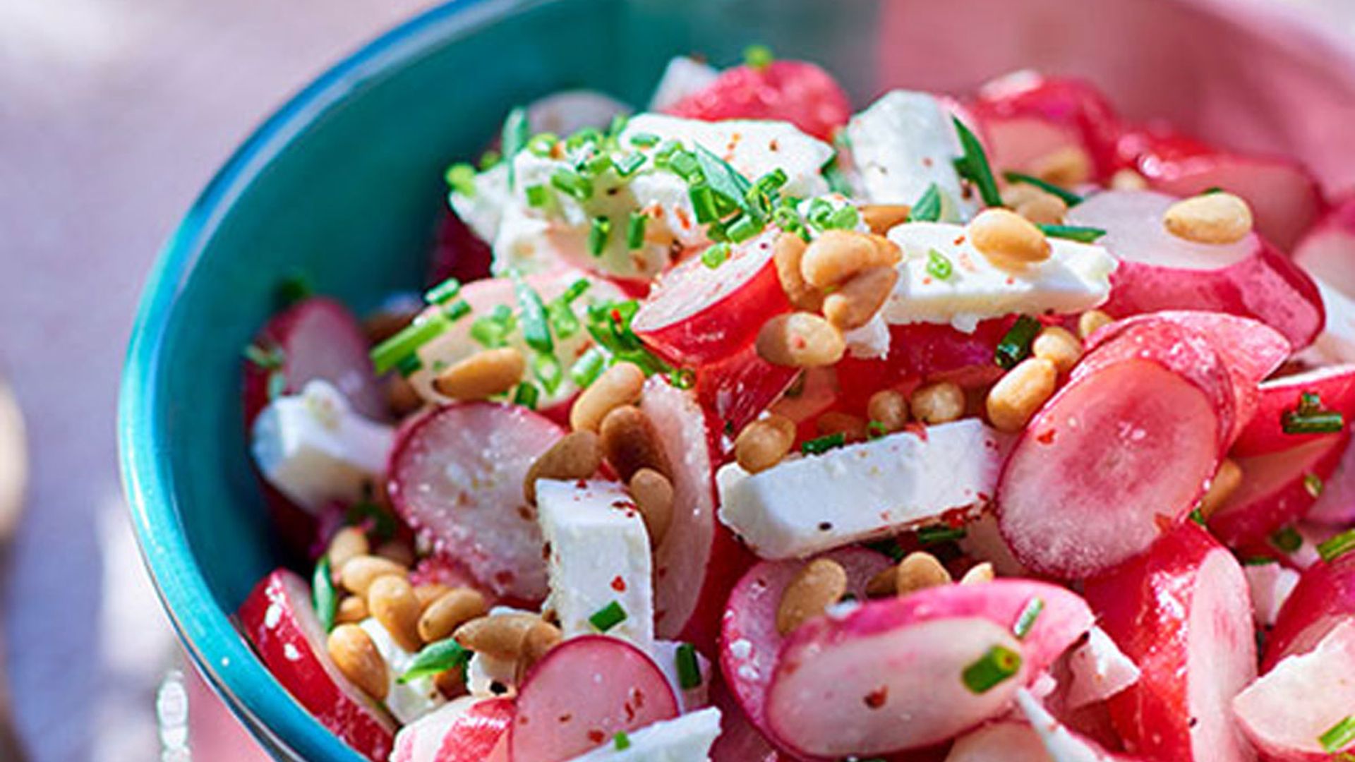 Ensalada de rábanos con queso feta y piñones
