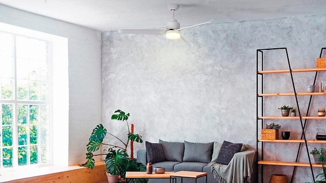 Un salón con un ventilador de techo blanco