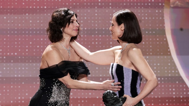 La emoción de Maribel Verdú al entregarlo el Goya de Honor a su amiga, Aitana Sánchez Gijón