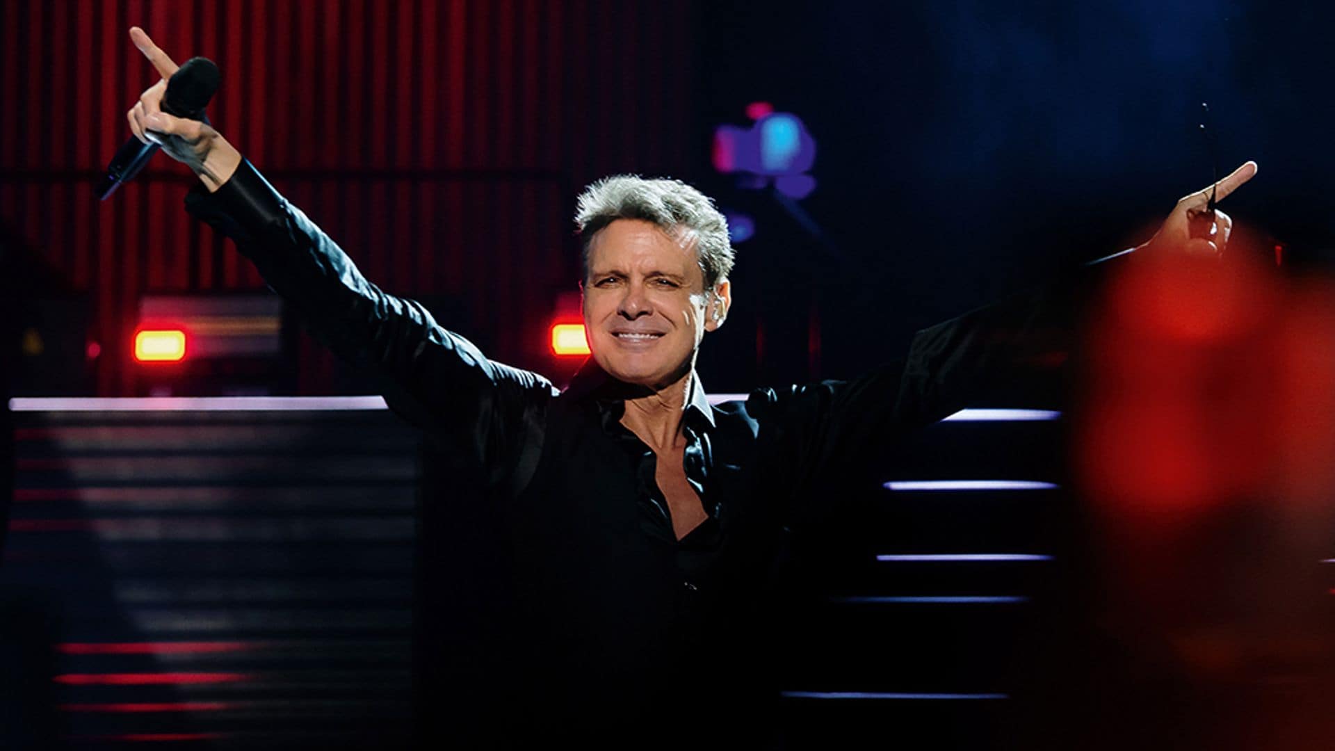 Luis Miguel recibe el cariño de sus fans en su cumpleaños 55