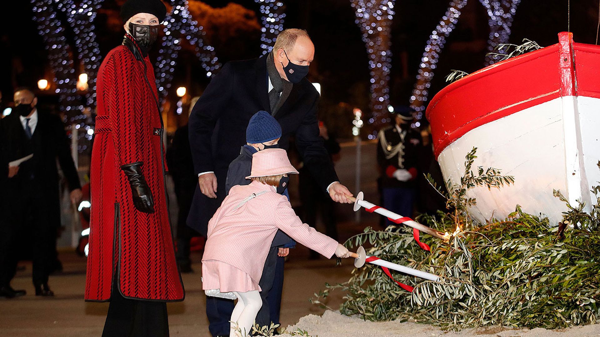 Un Jacques muy formal y una atrevida Gabriella protagonizan las celebraciones más atípicas de Santa Devota