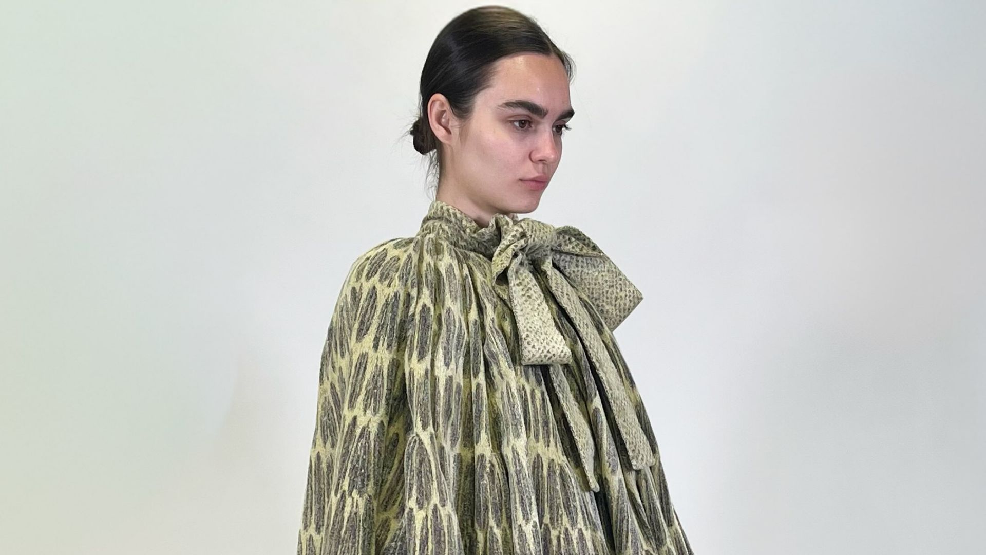 Alice Partelpoeg’s Bee-Inspired Dress: A Dior and IFM Collaboration