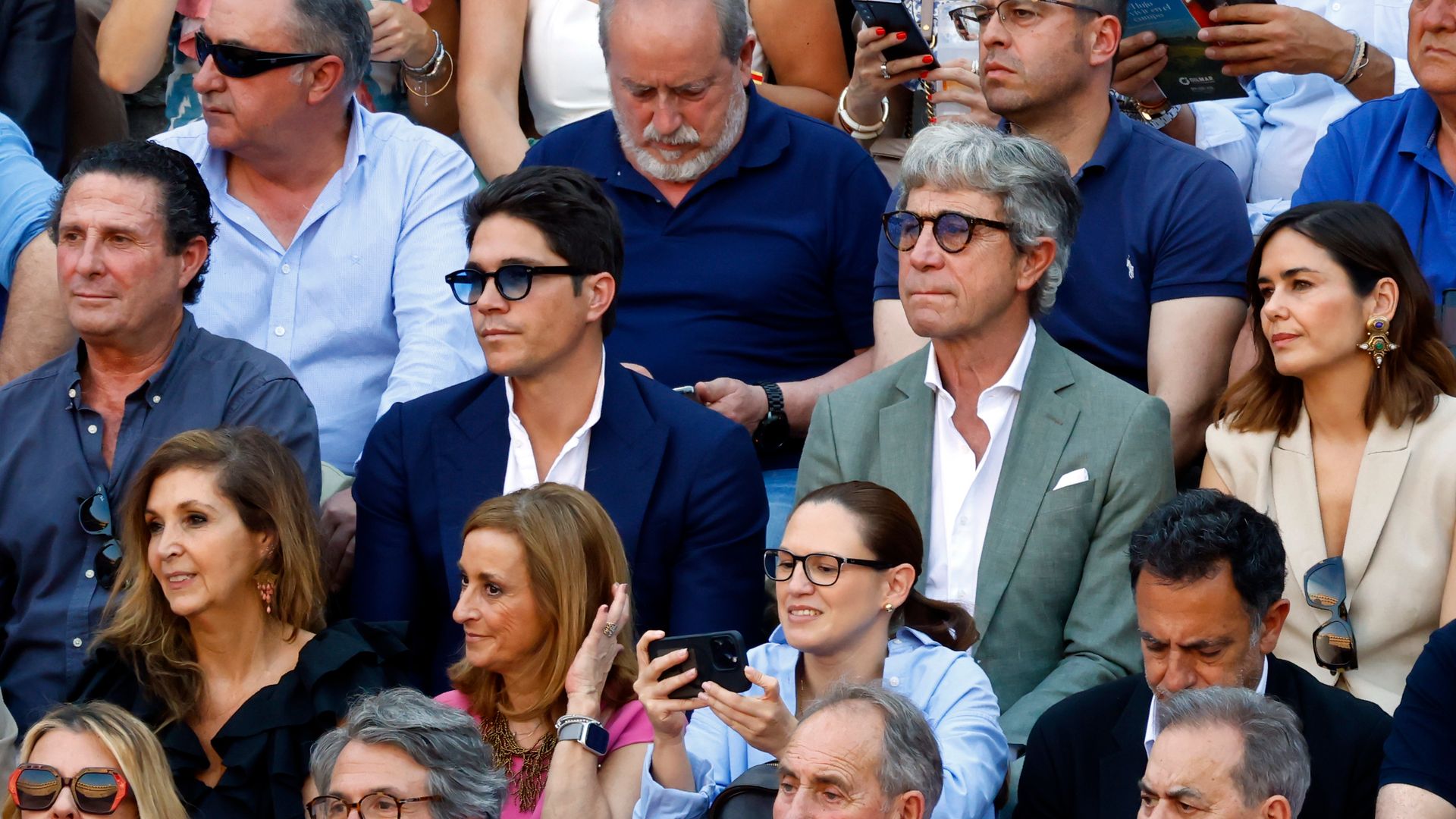 (Foto de ARCHIVO)
Pablo Castellano, su suegro, Víctor Pombo, Elena S. Sánchez y su marido Roberto Domí­nguez viendo la corrida de toros de la Feria de San Isidro en la plaza de Las Ventas, a 29 de mayo de 2025, en Madrid (España)

Jose Velasco / Europa Press
CORRIDA;TOROS;PLAZA
29/5/2025