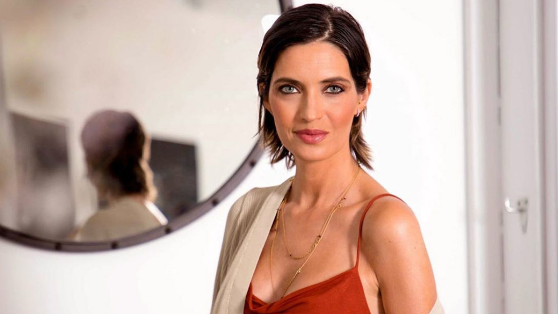 Haz como Sara Carbonero y recicla tus vestidos de verano con una chaqueta de punto larga