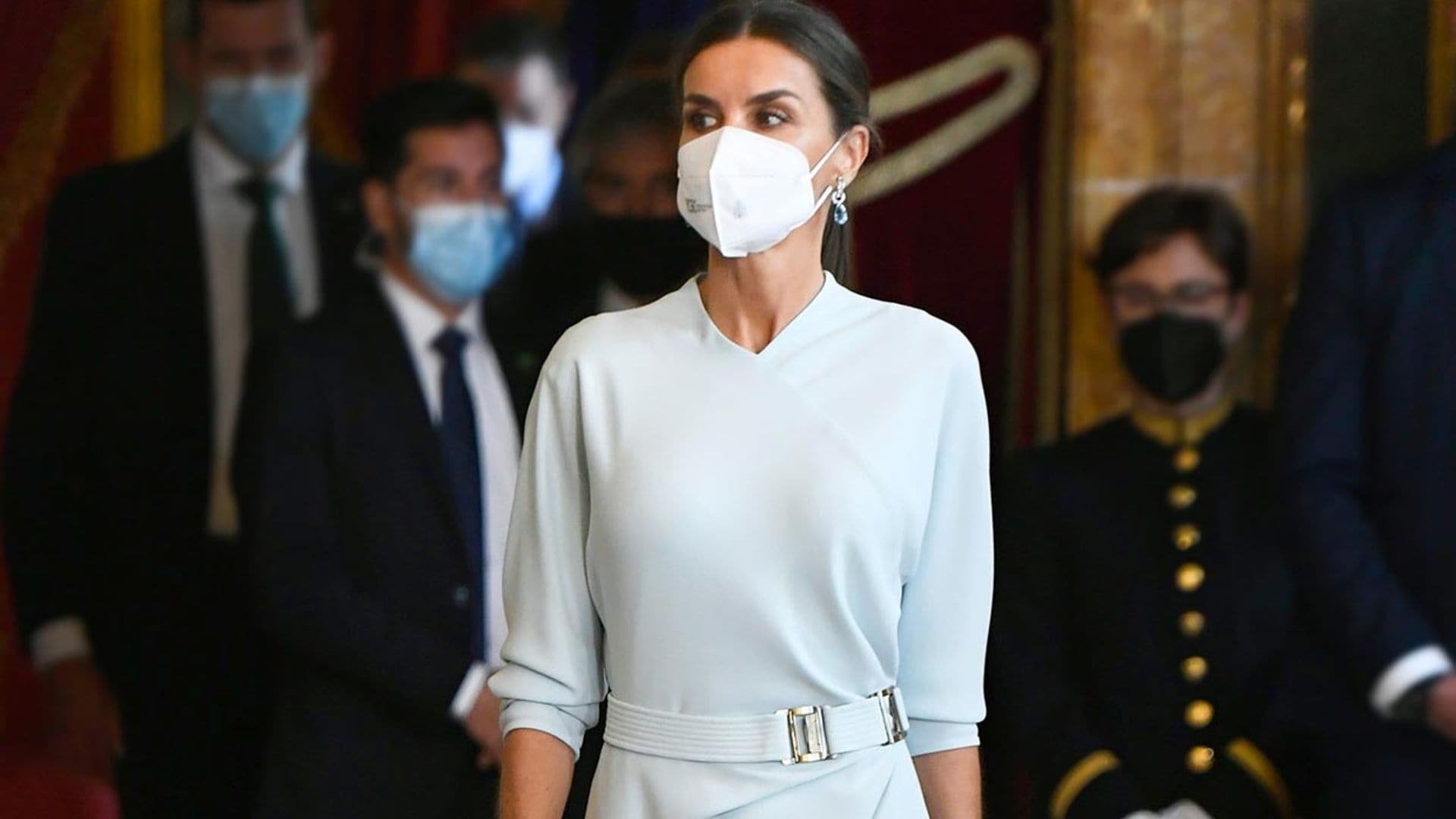 El exclusivo vestido azul con el que la Reina rompió una tradición: hablamos con su diseñadora