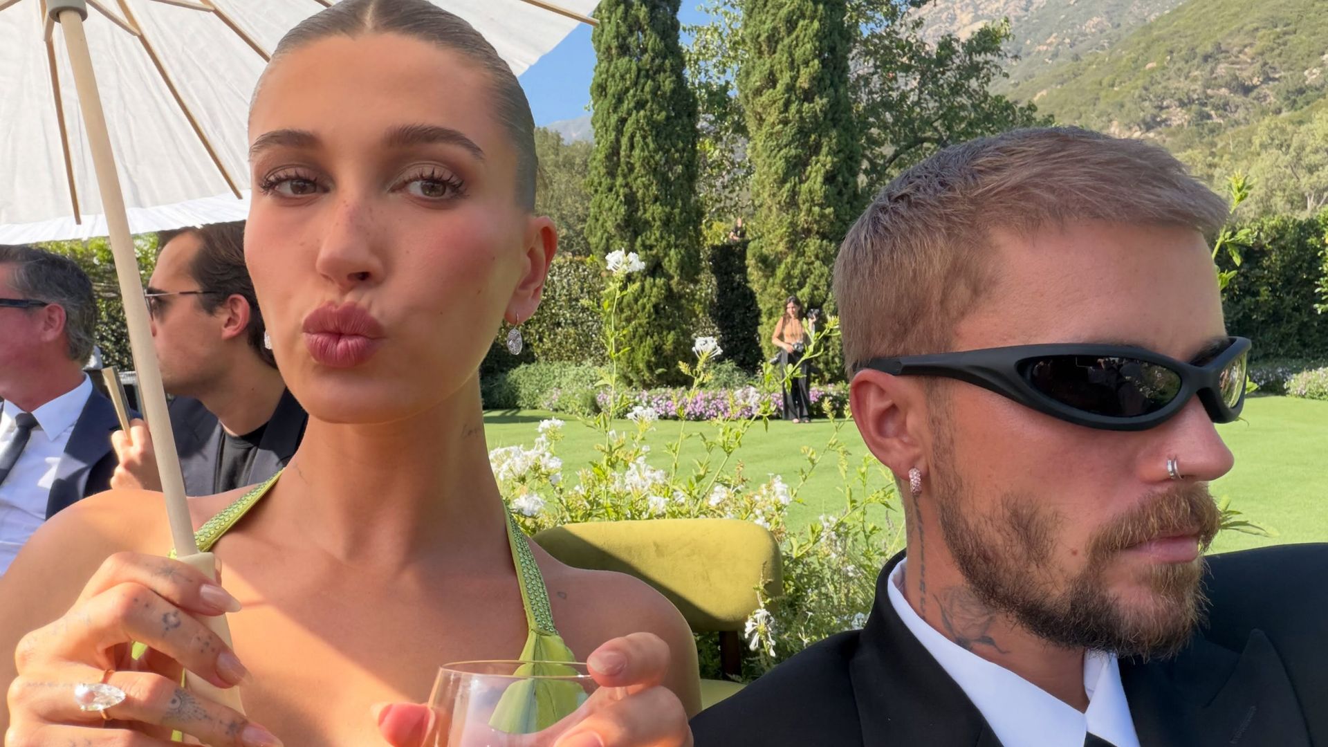 Justin y Hailey Bieber en la boda de Finneas O'Connell, hermano de Billie Eilish