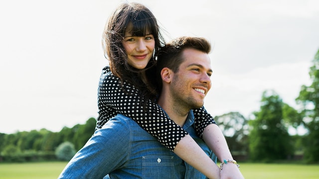 Pareja abrazada muy feliz
