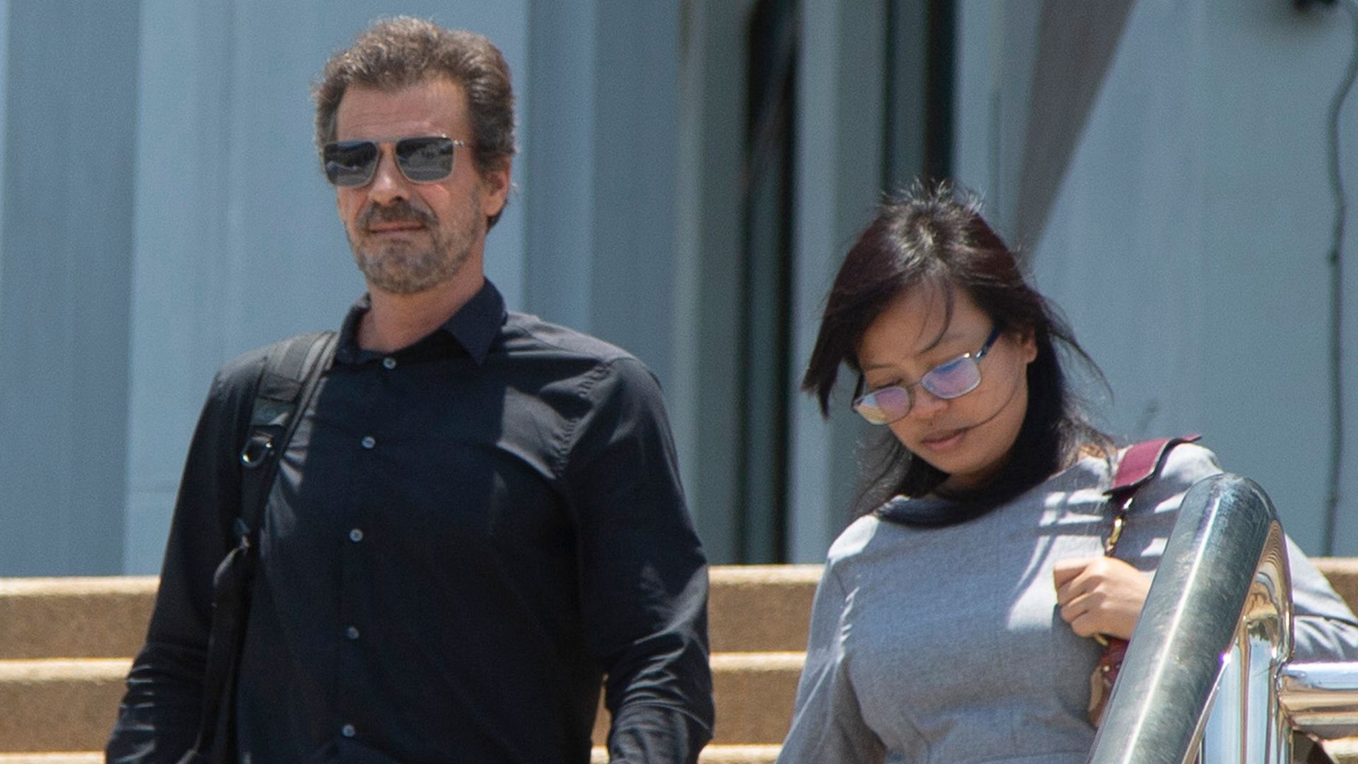 Rodolfo Sancho junto a Alice, la persona de confianza de la familia en Tailandia que les ha prestado asistencia durante el proceso judicial de Daniel Sancho