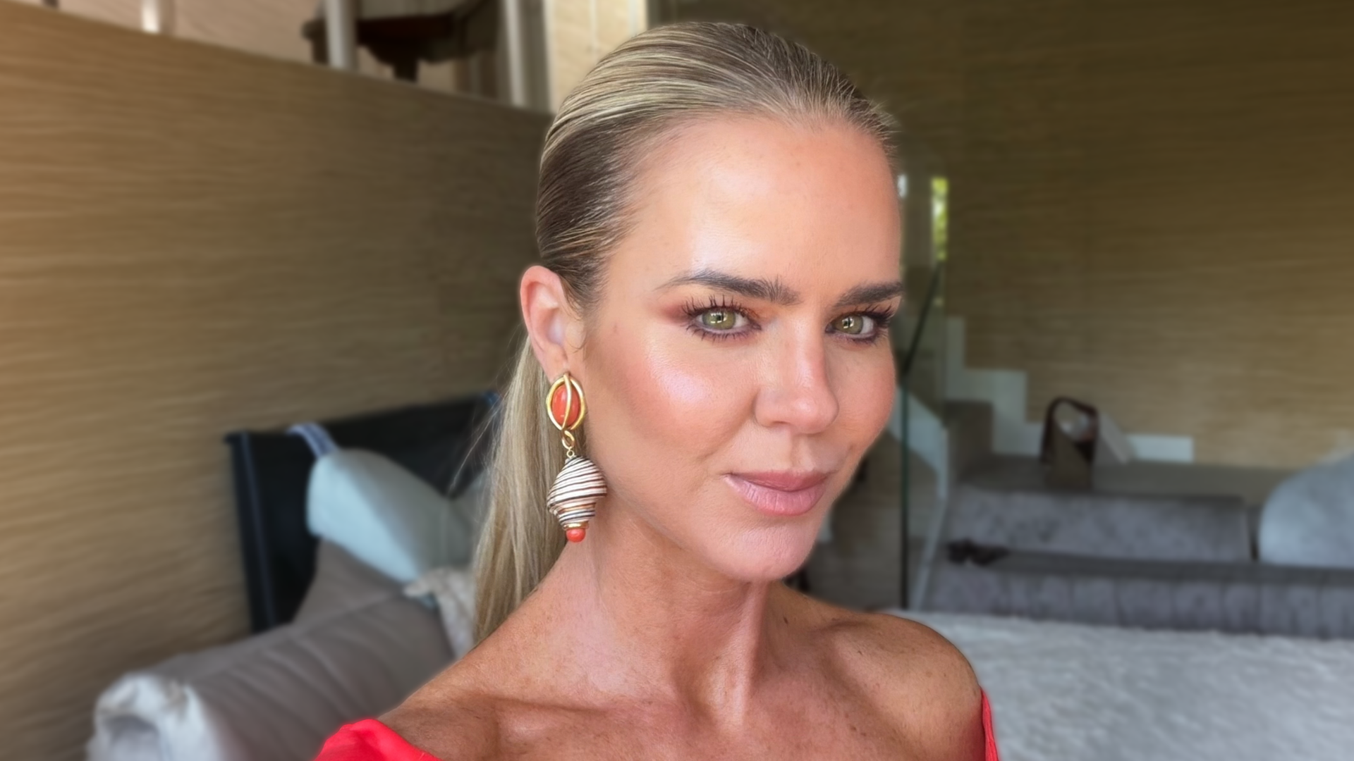Amelia Bono deslumbra de rojo en la comunión de su hijo