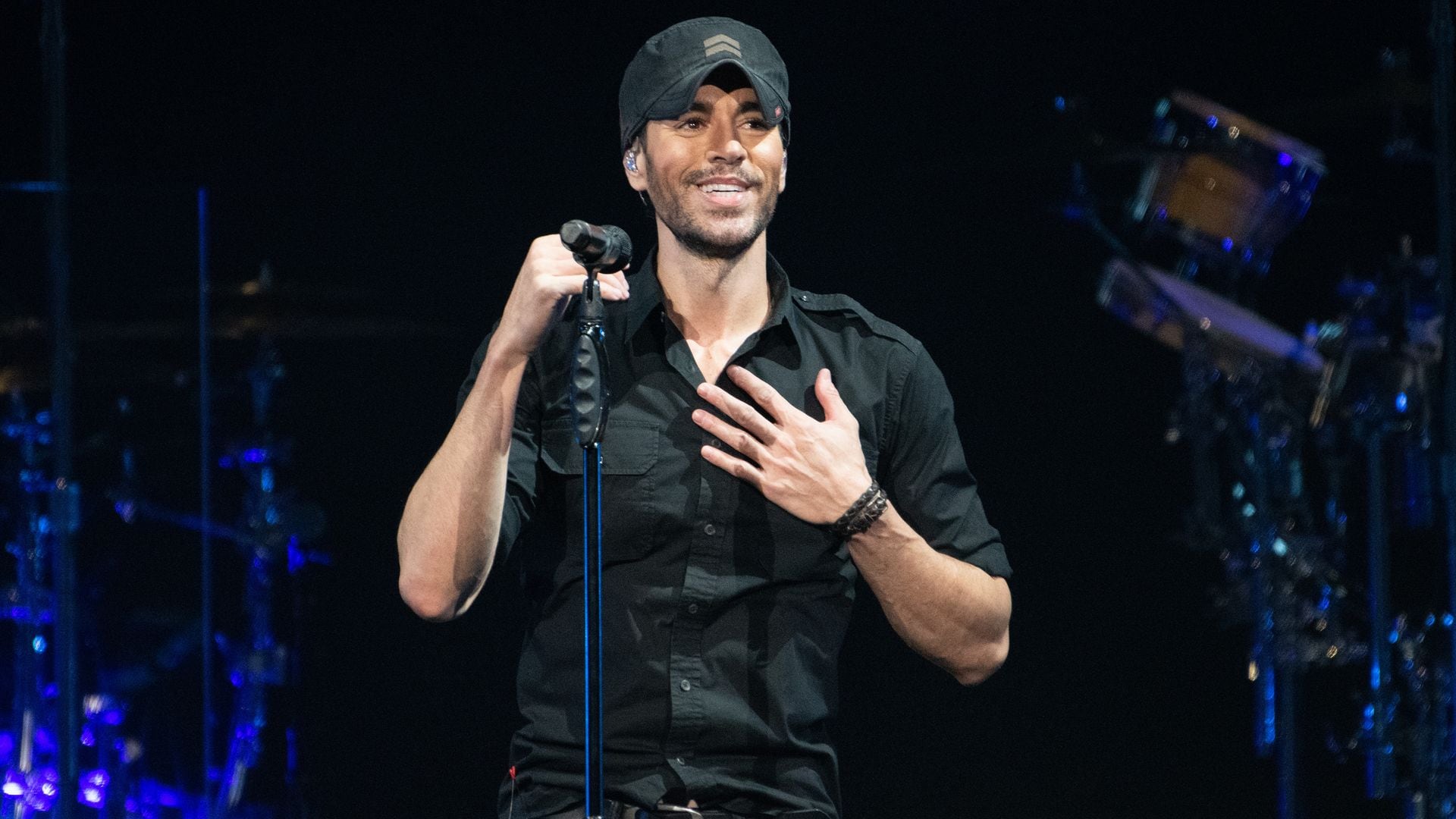 PRIMICIA: Enrique Iglesias vuelve a cantar en España en 2025