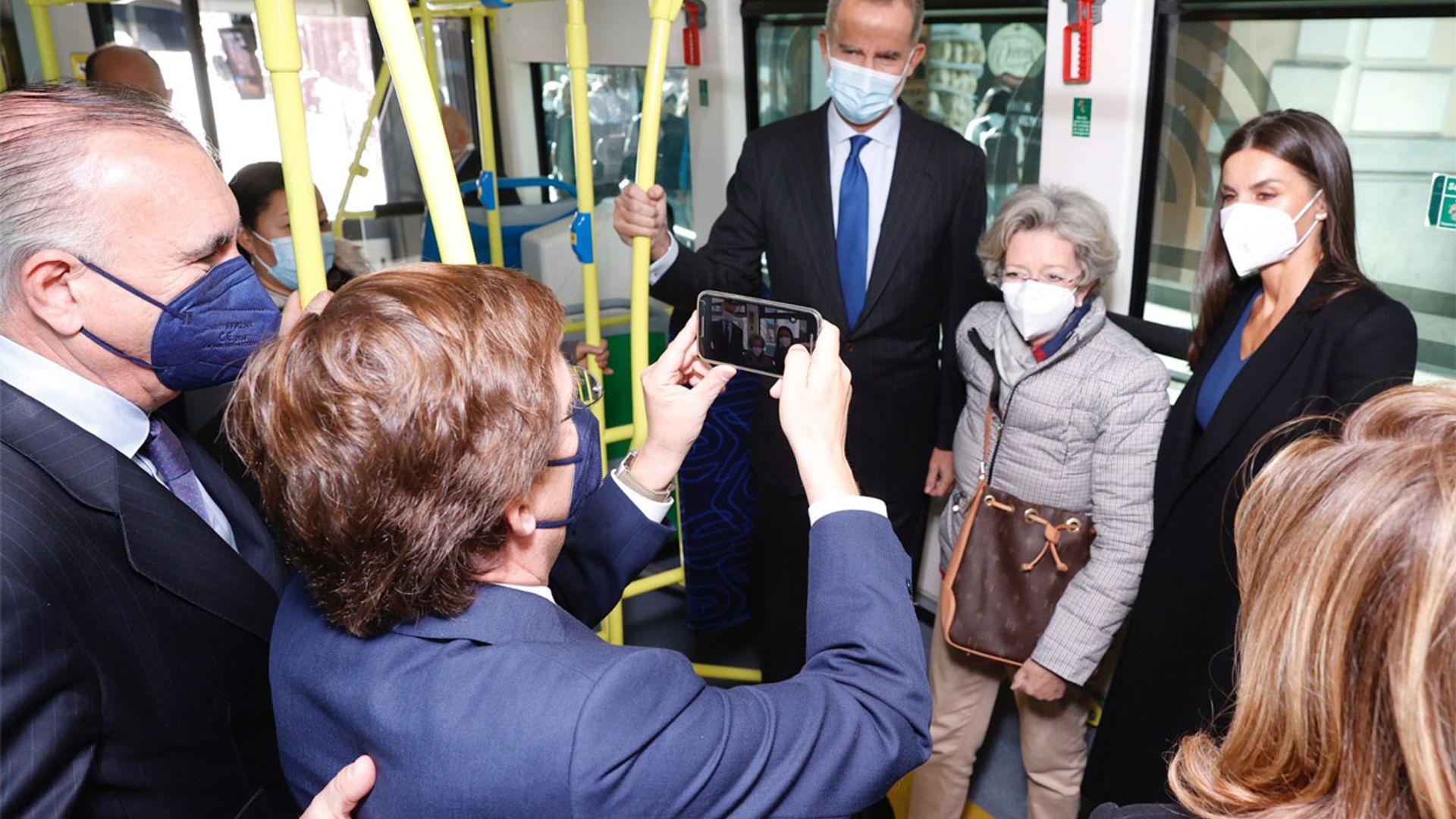 Los Reyes, dos viajeros más a bordo de un autobús urbano por las calles de Madrid