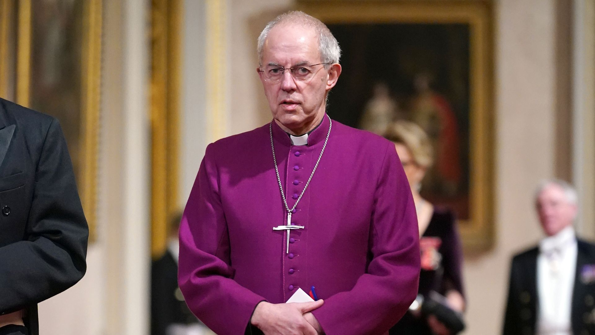 Plano enterodel arzobispo Justin Welby atendiendo una visita