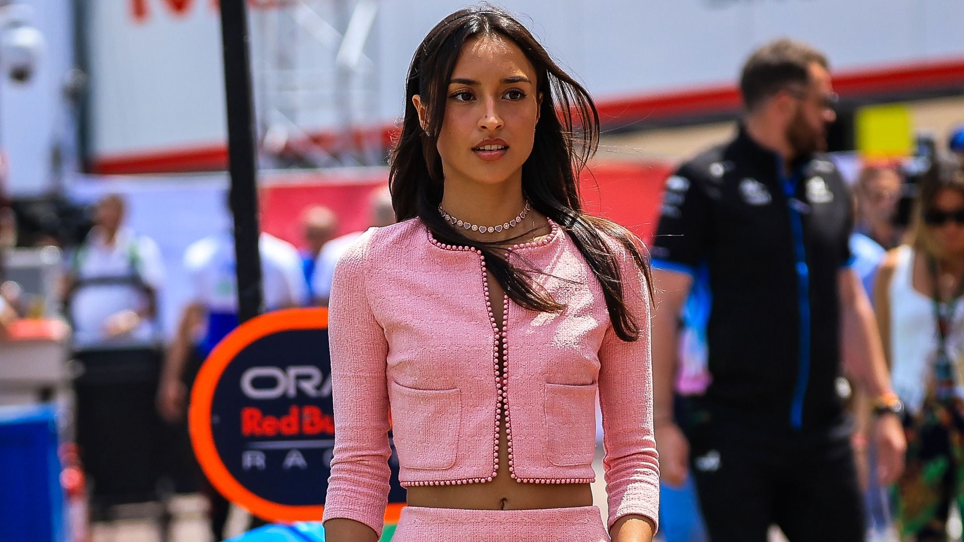 Descubrimos el impecable armario de Alexandra Saint Mleux, la espectacular novia del piloto Charles Leclerc