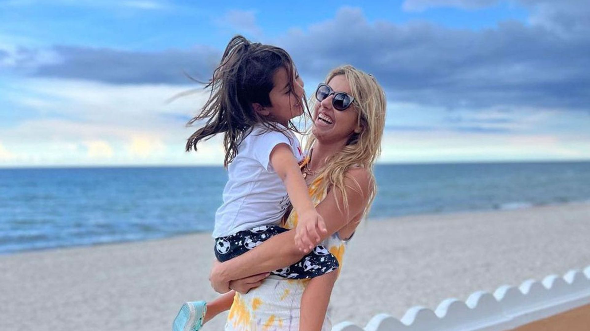 Con Cancún como escenario, Michelle Renaud celebra con su hijo su cumpleaños número 34