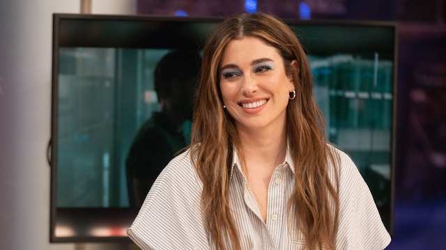 Blanca Suárez en El Hormiguero con camisa a rayas de manga corta