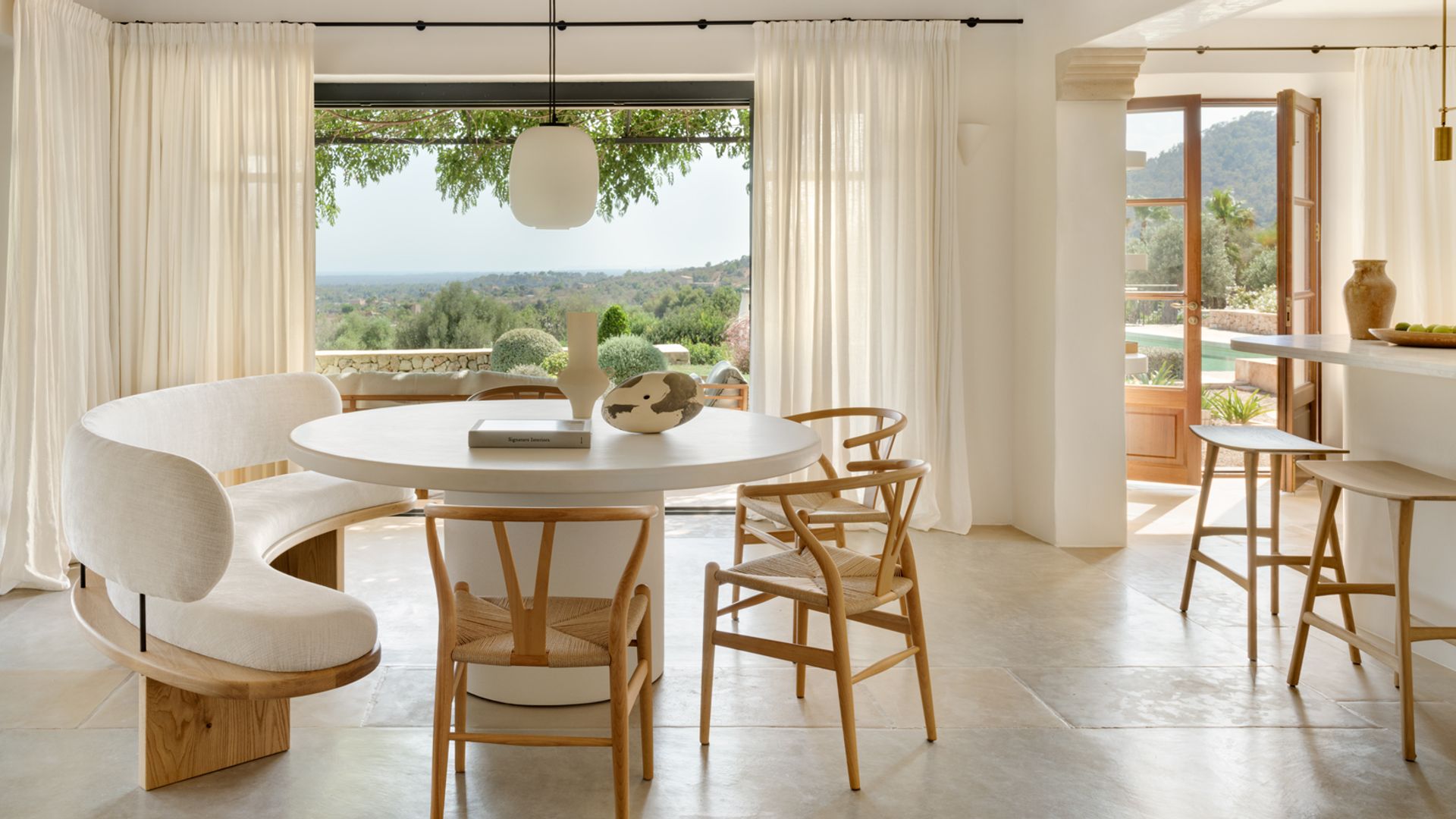 Comedor decorado con colores claros y madera. 