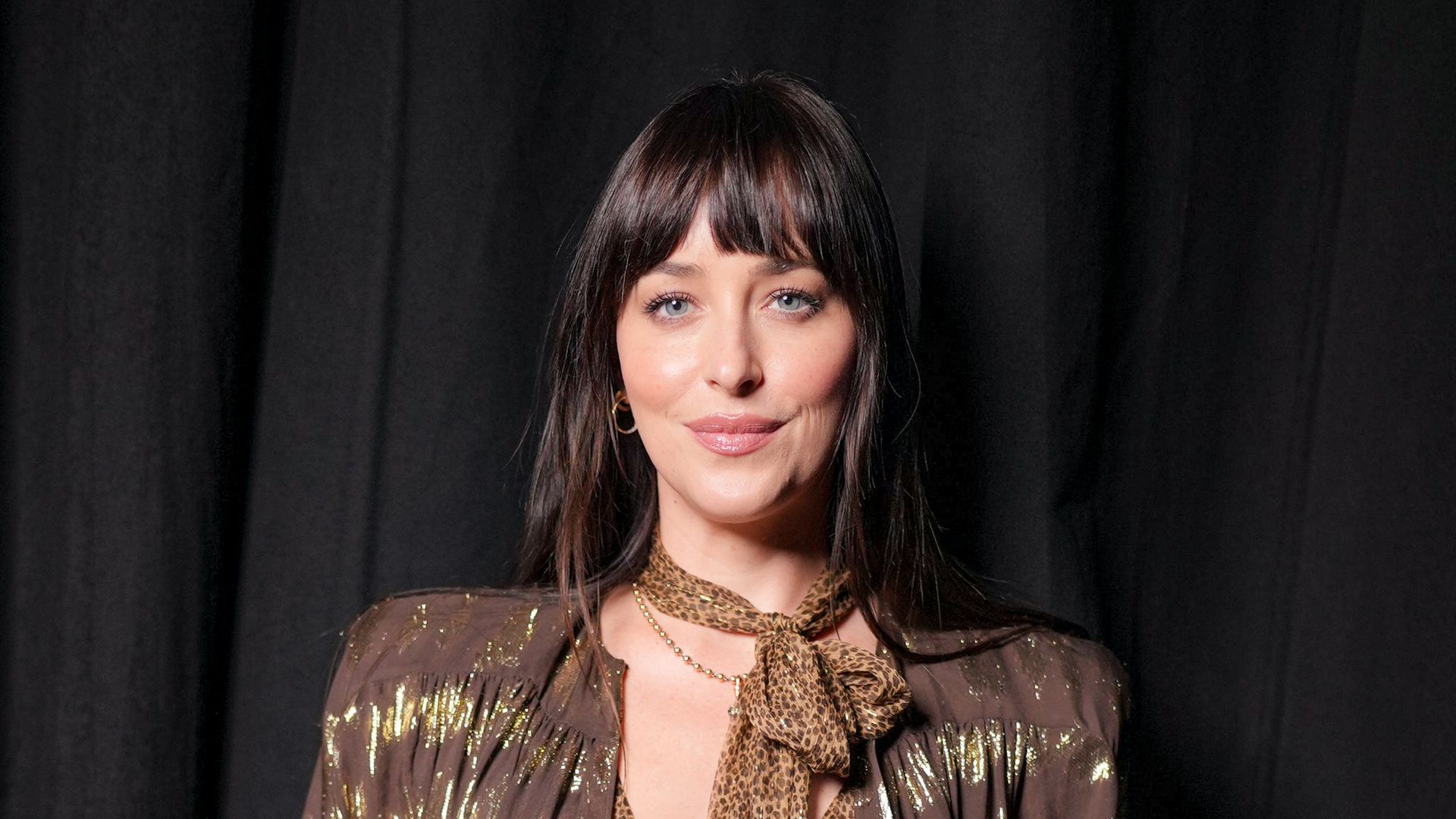 Dakota Johnson y el beso que confirma su relación con el cantautor Role Model, 10 meses después de su ruptura con Chris Martin
