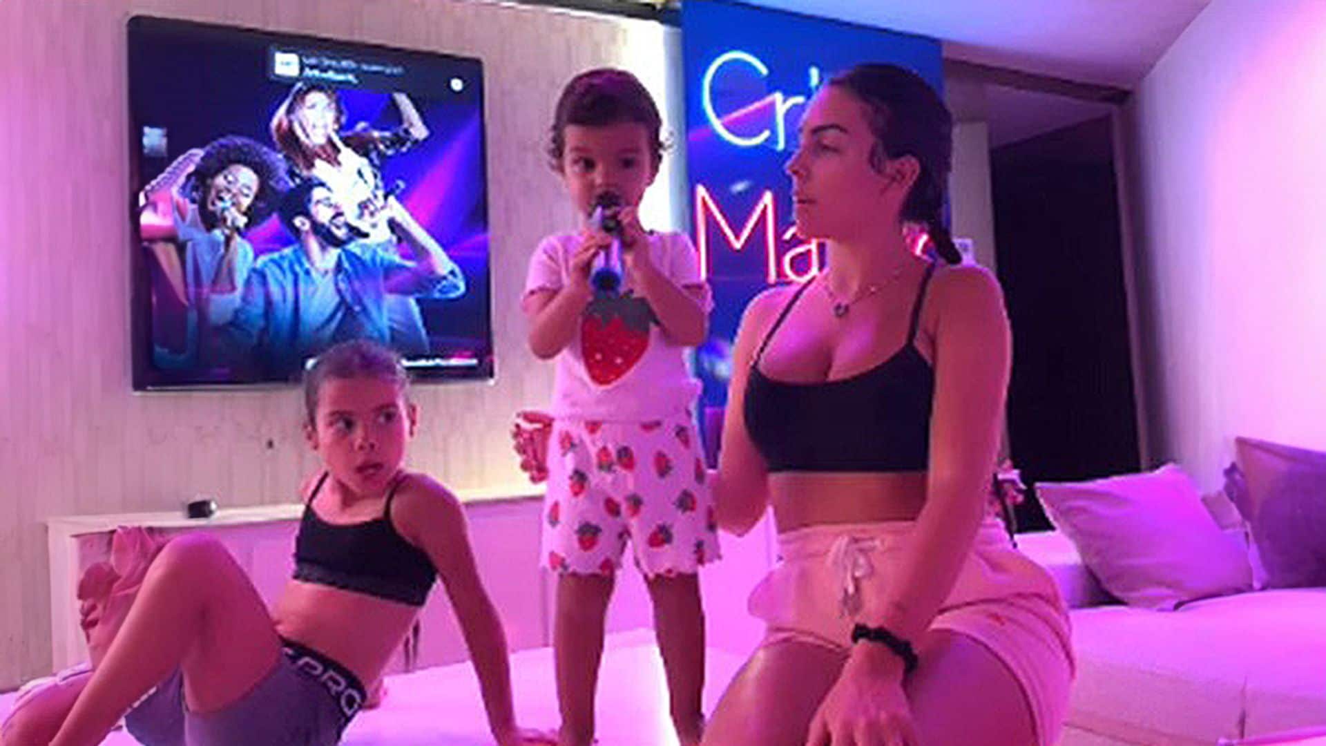No te pierdas el vídeo de Bella Esmeralda, la pequeña de Georgina, cantando 'Estrellita dónde estás' ante la emoción de su madre