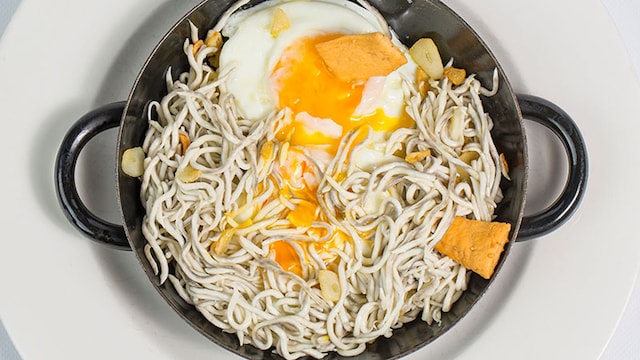 sarten de gulas con huevos rotos