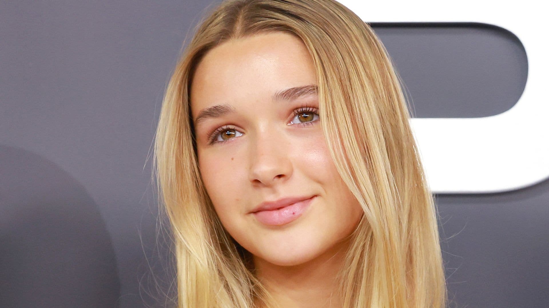 Harper Beckham confirma las dos tendencias beauty del momento: piel satinada efecto cristal y rubio dorado