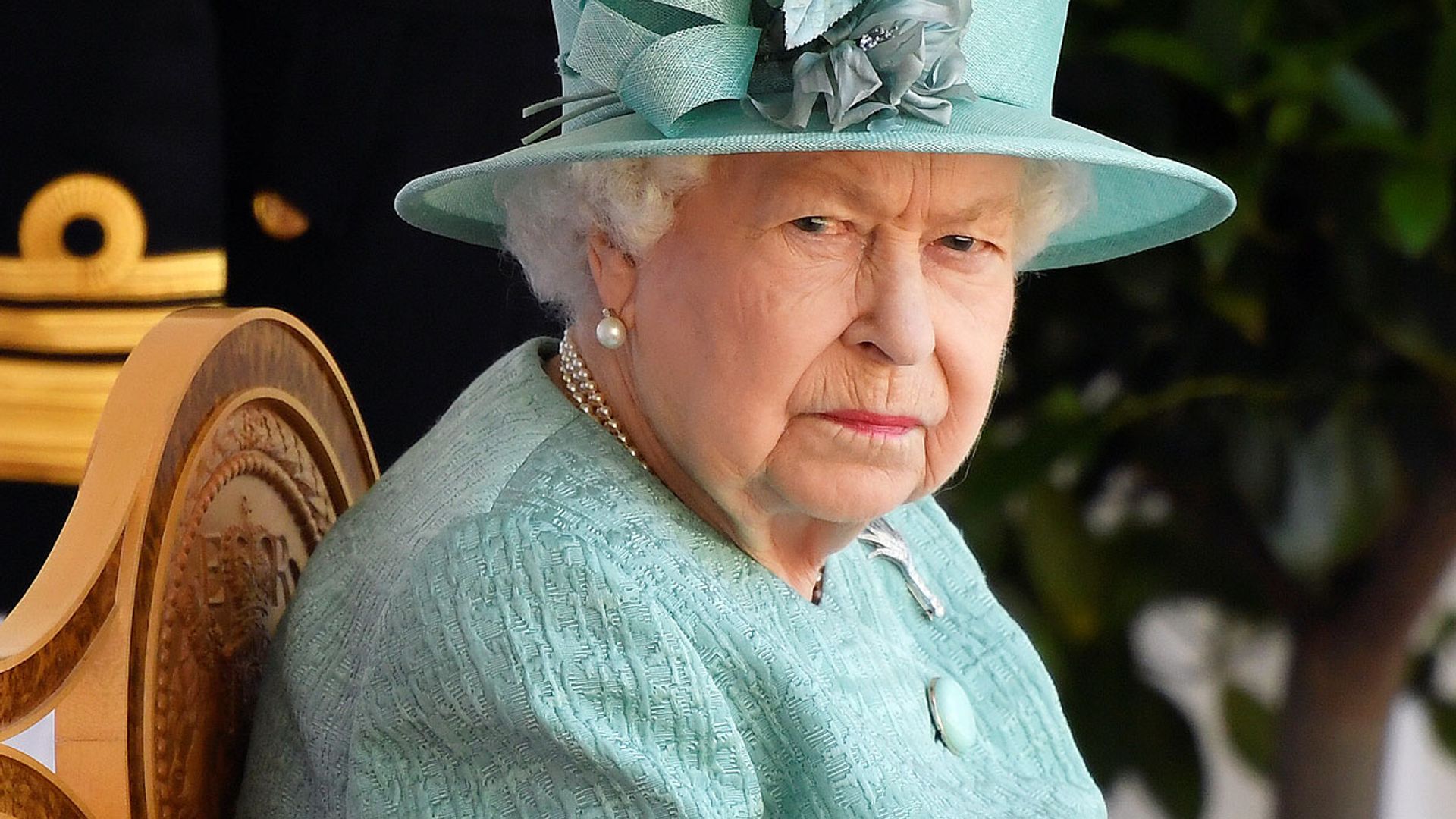 La reina Isabel, optimista ante el estado de salud del duque de Edimburgo, sigue con sus obligaciones