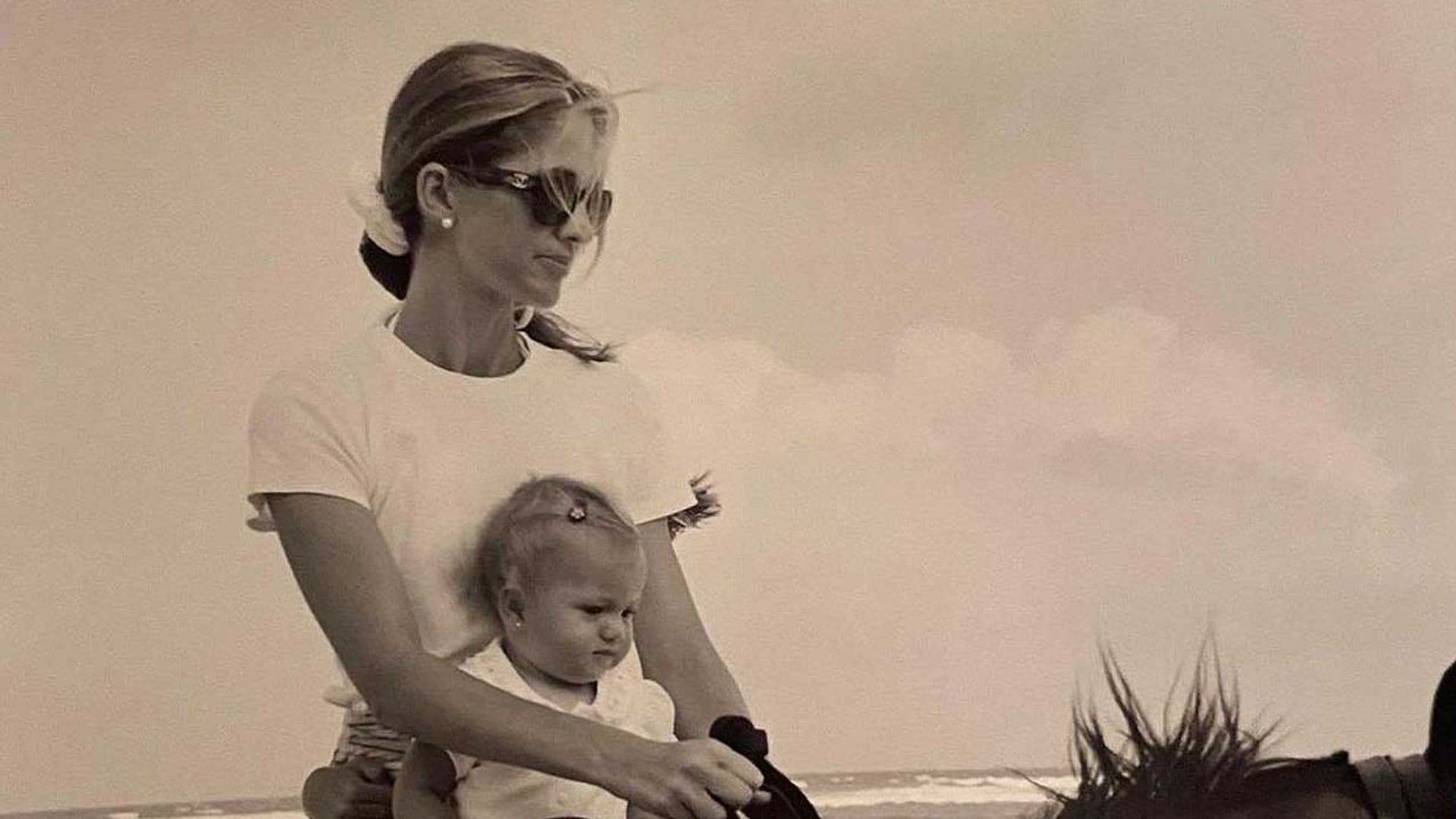 La imagen con la que Victoria Iglesias felicita a su madre y demuestra que los años no pasan por ella