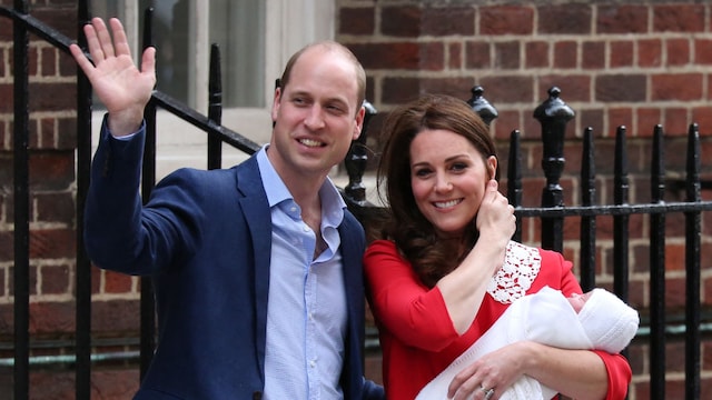 El príncipe Guillermo y Kate Middleton con su hijo Louis en brazos 