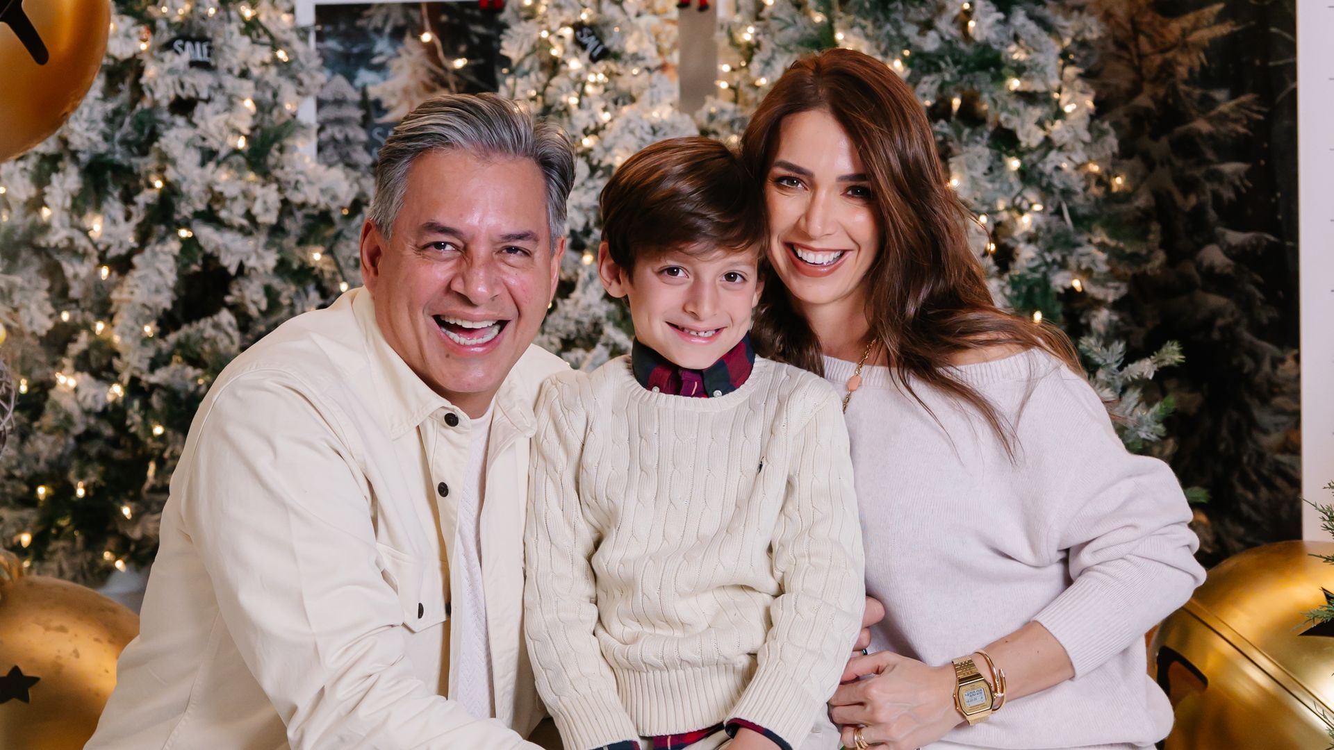 Alessandra y Daniel viven la ilusión de la Navidad a través de los ojos de su hijo