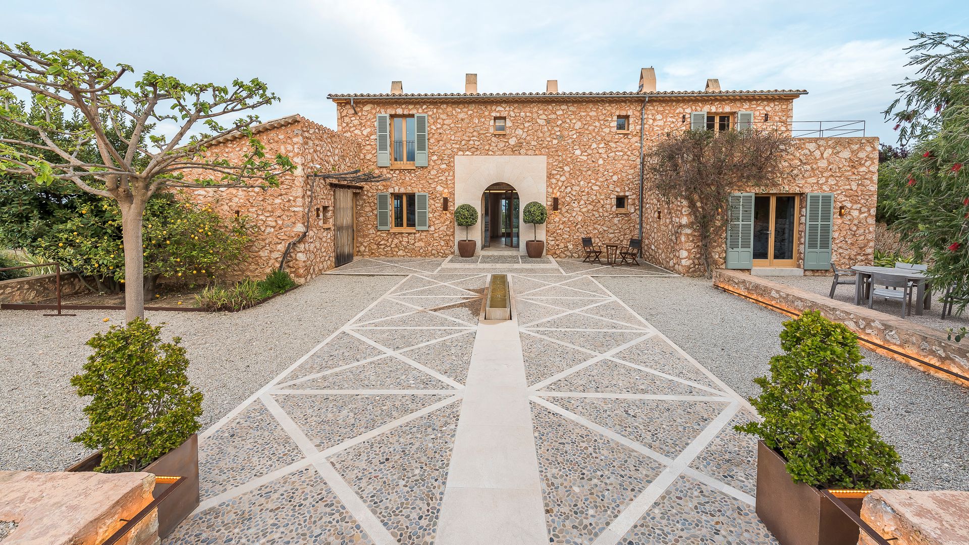 Esta casa de campo en Mallorca es el lugar perfecto para pasar las vacaciones de verano: espectacular, confortable y actual