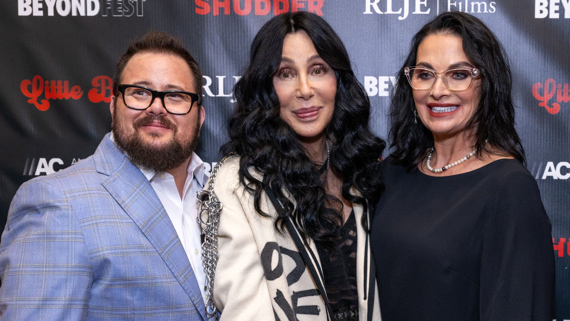 Chaz Bono con Cher y Shara Blue en una foto de archivo