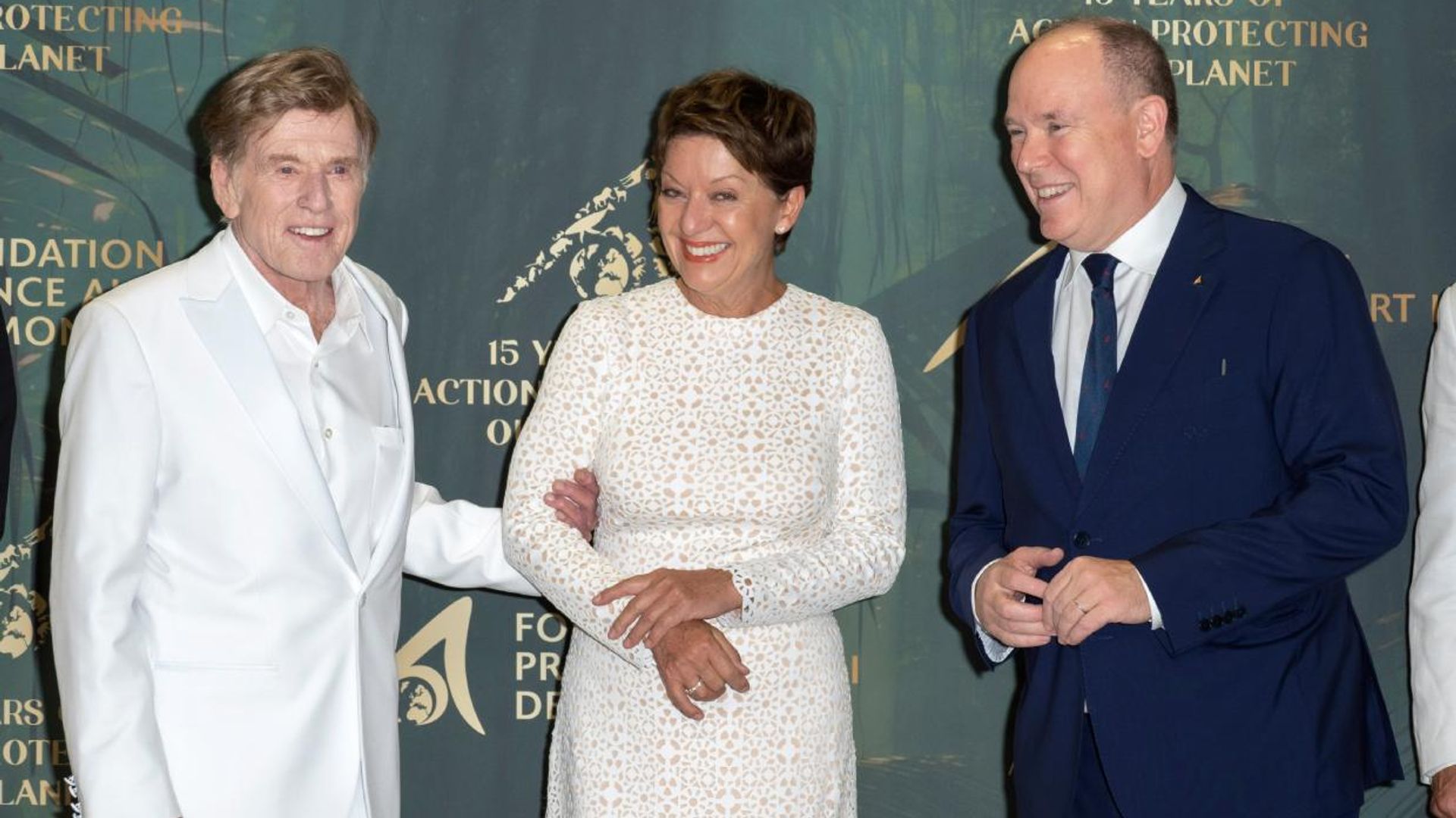 Alberto de Mónaco ejerce de anfitrión con Robert Redford y su mujer en la cuenta atrás para el regreso de Charlene