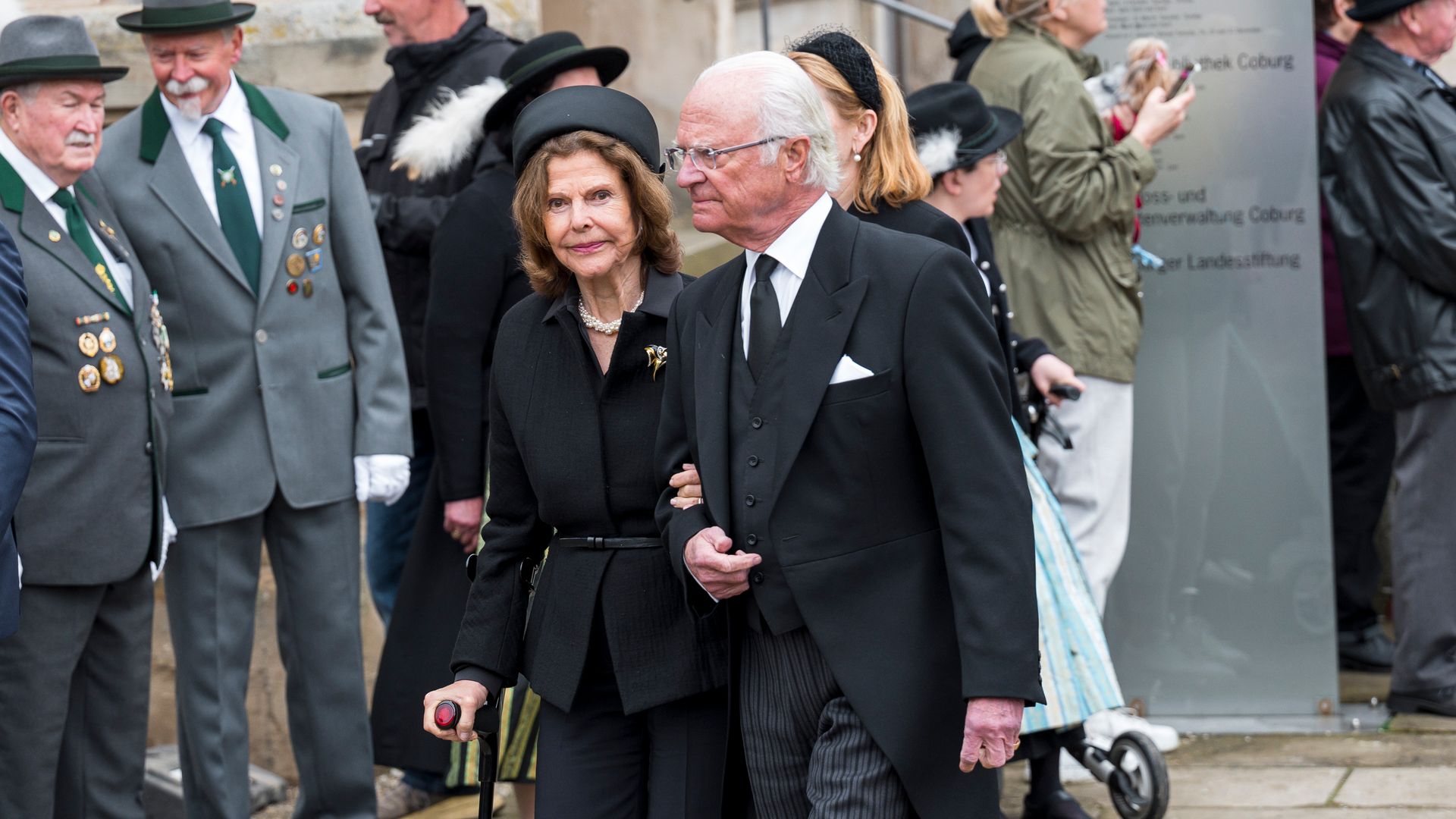 Preocupación por la salud de Silvia de Suecia al aparecer con una muleta en un funeral 