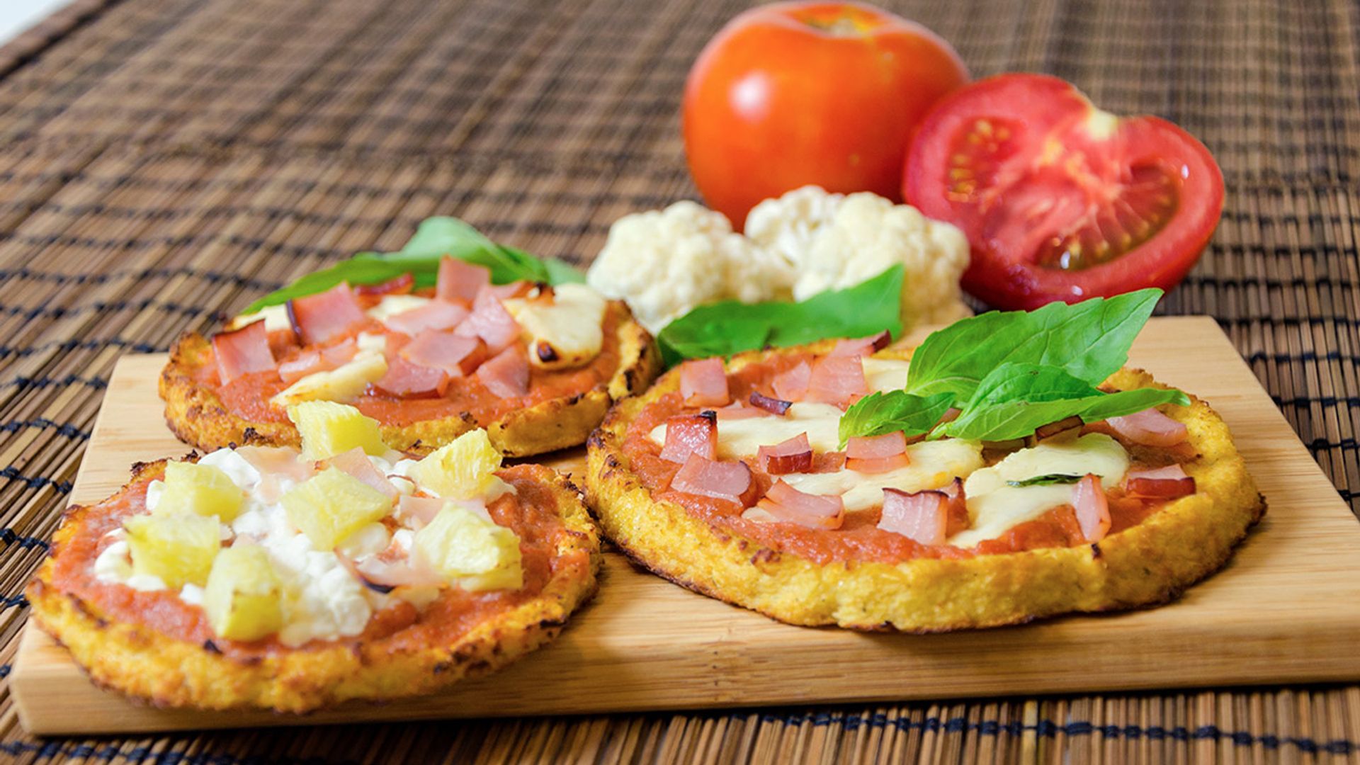 Mini pizzas de coliflor con jamón, queso y piña