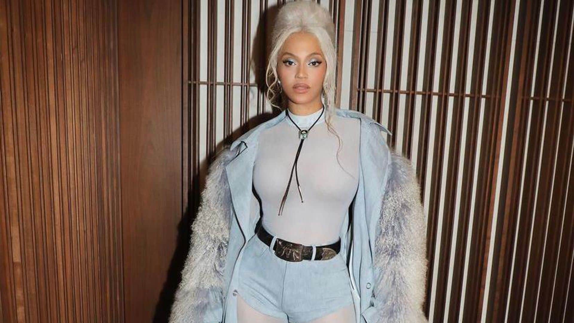 Beyoncé le da un giro a la tendencia ‘baby blue’ con un ‘total look’ de mezclilla