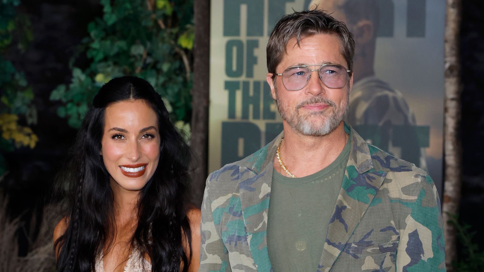 Ines de Ramon y Brad Pitt asisten al estreno mundial de "Heart Of The Beast" en el FirstBank Amphitheater el 16 de septiembre de 2026 en Franklin, Tennessee