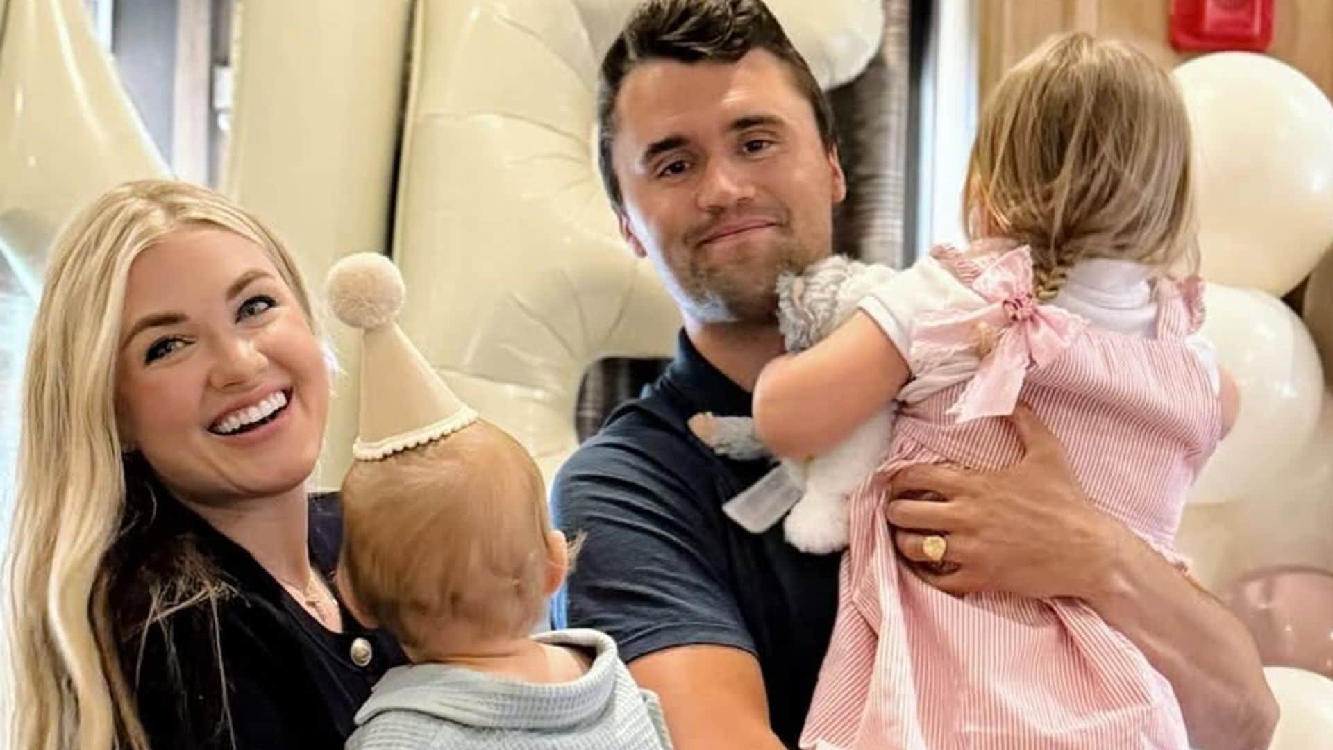 Charlie Kirk con su mujer y sus dos hijos