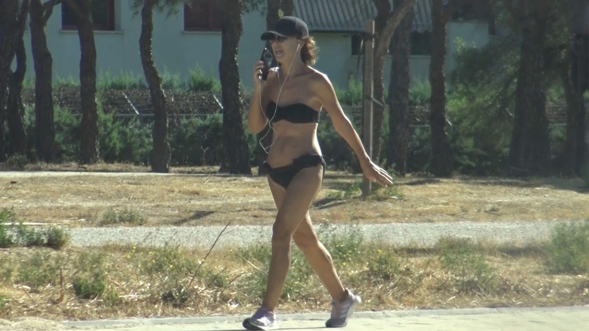Lydia Bosch, espectacular en bikini a sus 58 años haciendo deporte por las calles de Madrid