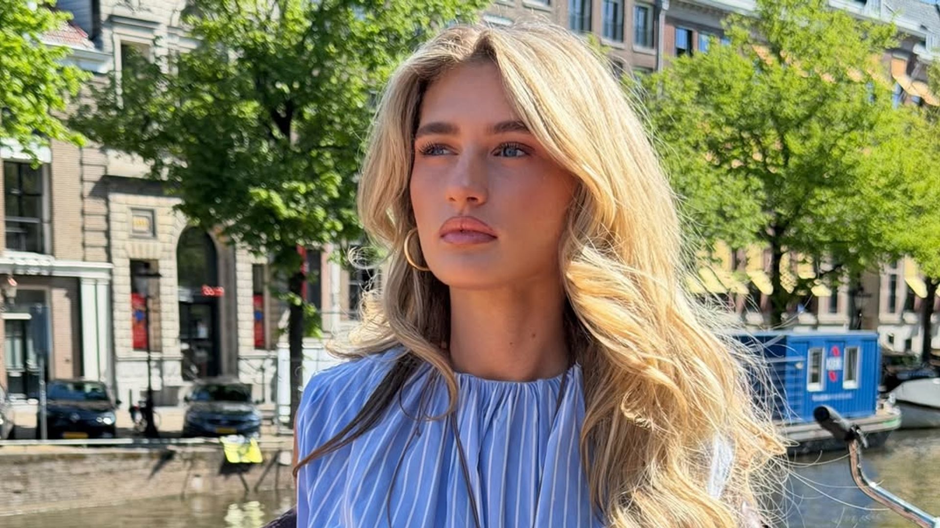 influencer con pelo ondulado rizado