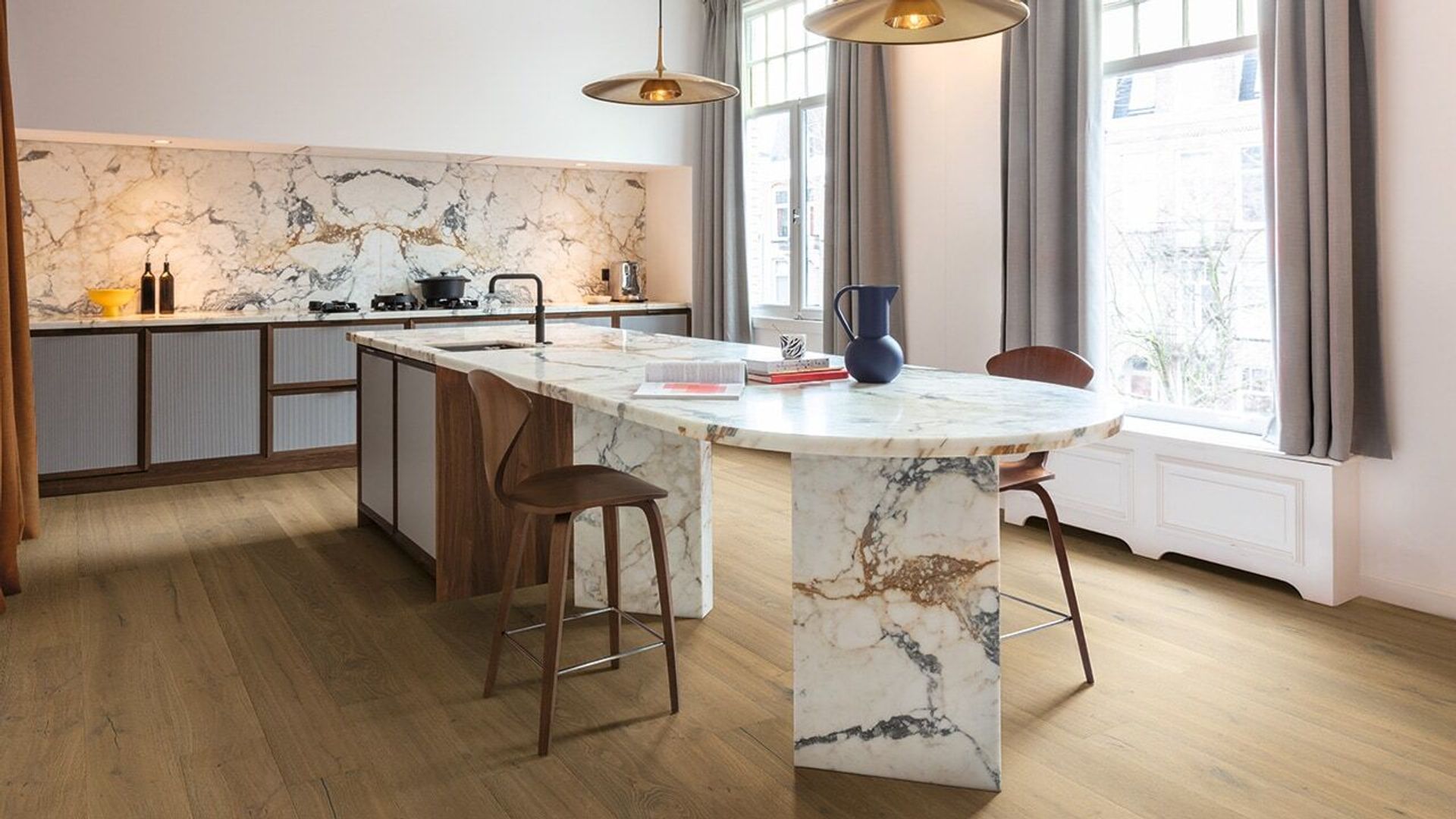 Renueva la cocina SOLO con color. Llévalo a muebles y revestimientos, como marca la tendencia