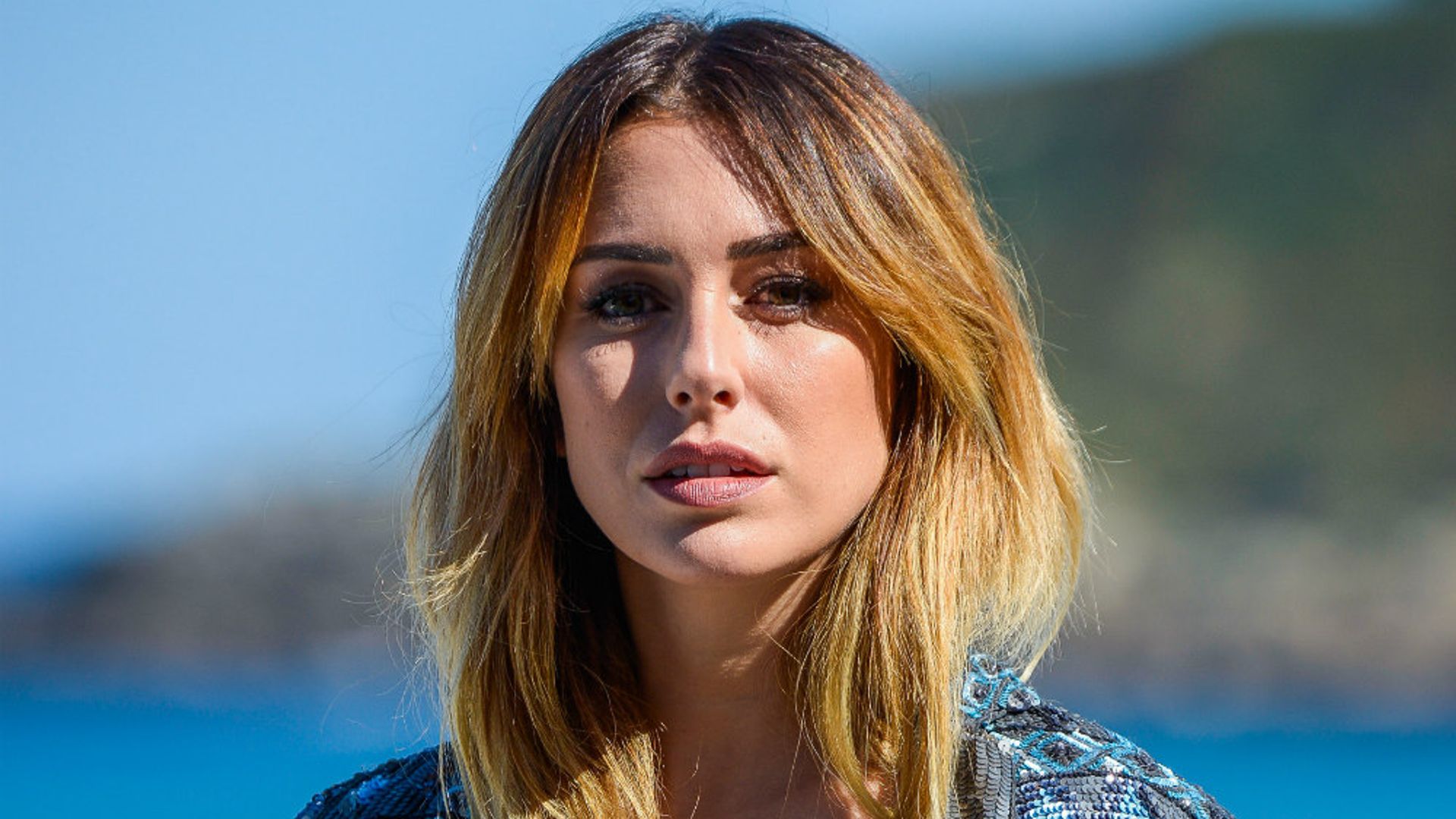 ¡Larga vida a la cazadora vaquera! Blanca Suárez y Javier Rey apuestan por ella para salir a cenar
