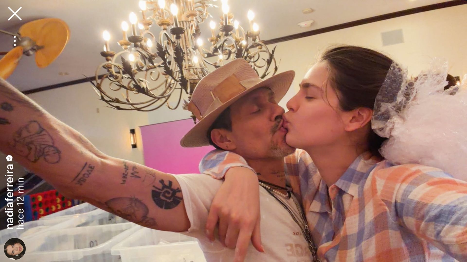 Marc Anthony y Nadia Ferreira en un momento en la intimidad de su hogar. 