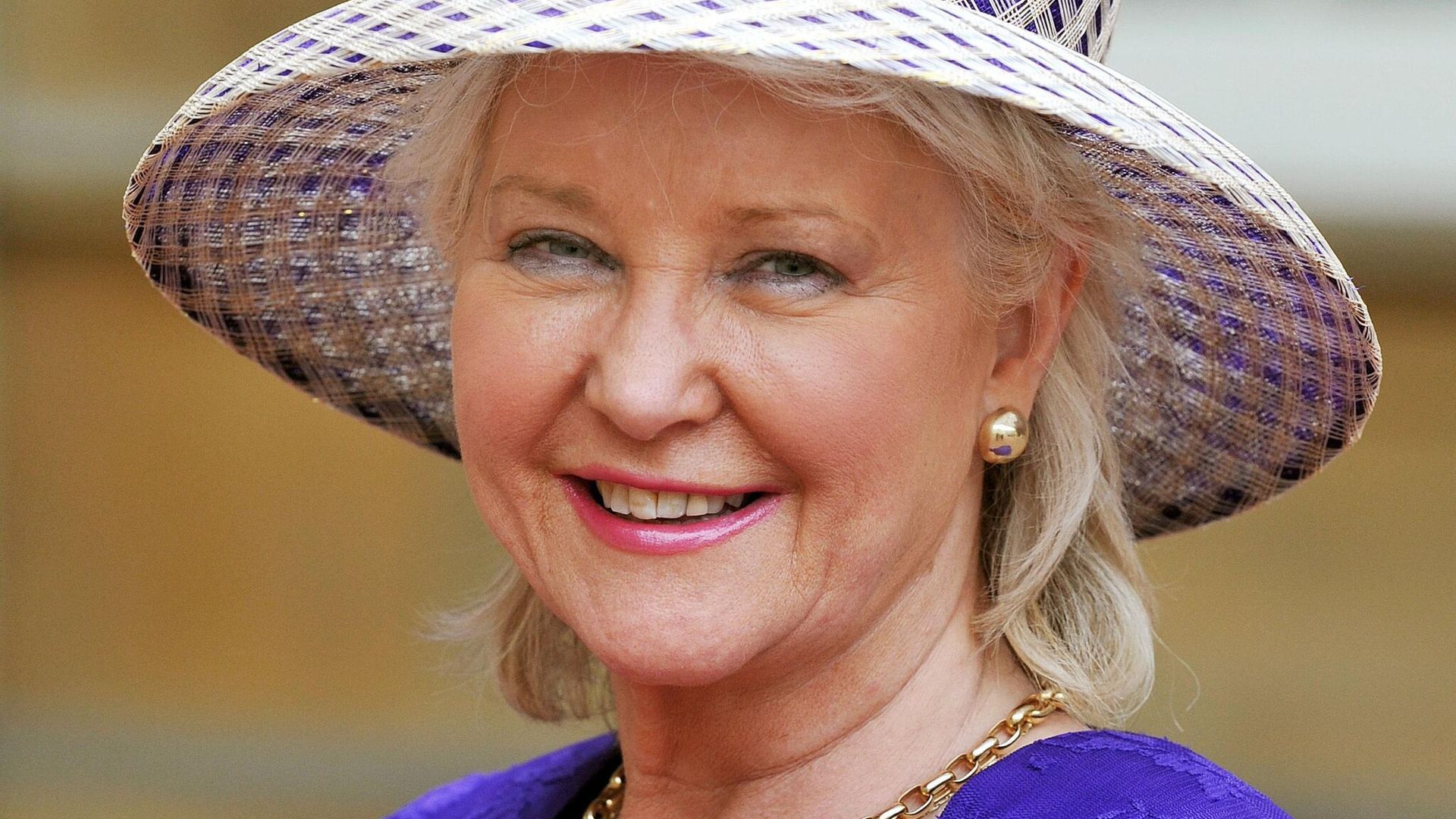 Angela Kelly, estilista de Isabel II... y una de sus herederas: recordamos el día que contó todos los secretos de la Reina en ¡HOLA!