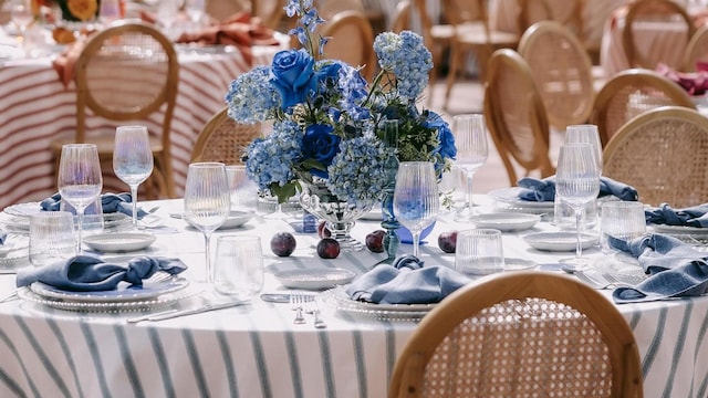 Decoración con manteles de boda a color rayas azules