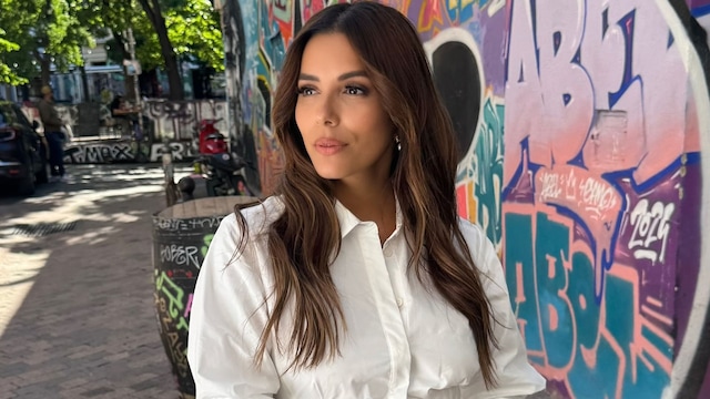 Eva Longoria con un vestido blanco camisero
