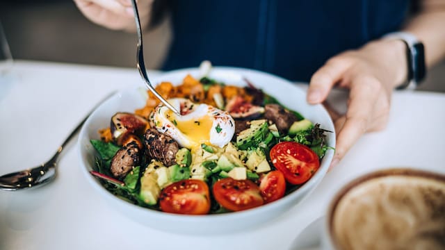 Plato de ensalada con aguacate y huevo