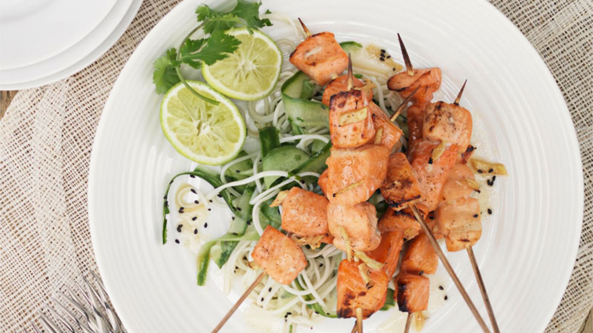 Brochetas de salmón sobre 'noodles'