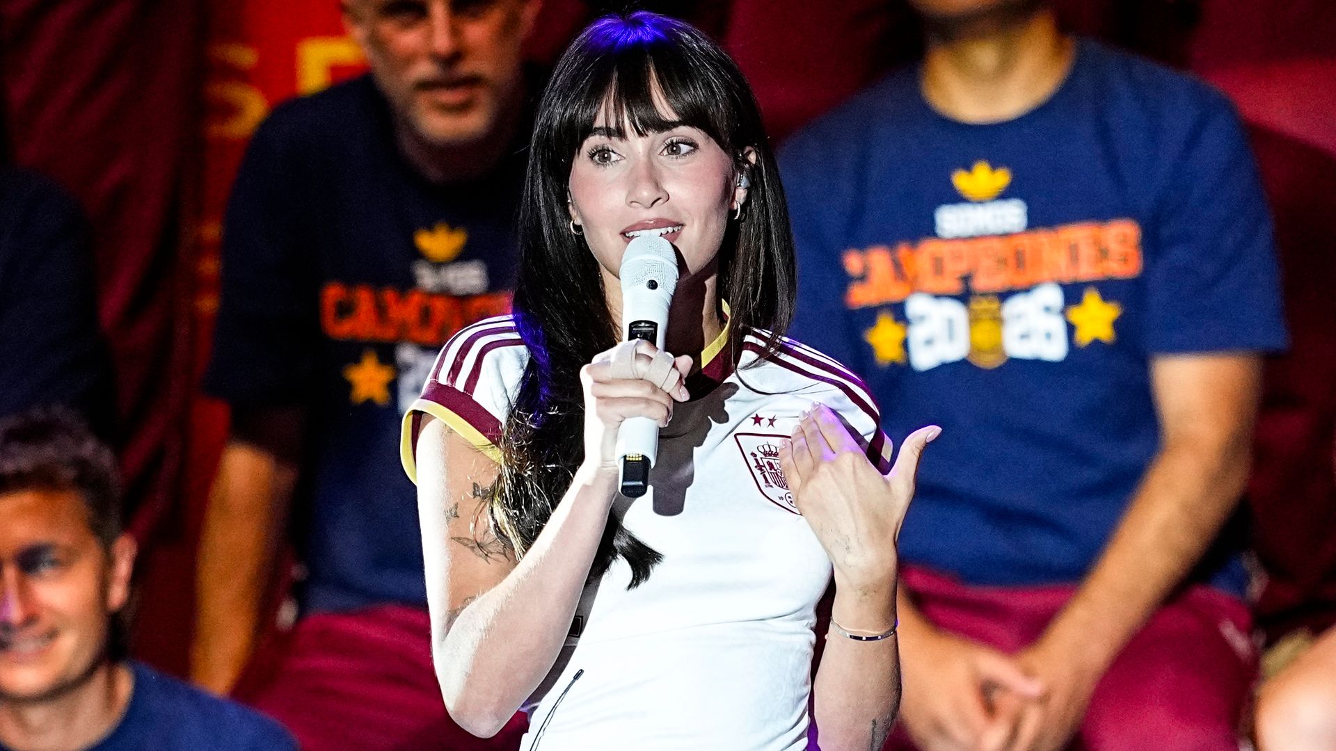 Aitana celebra la victoria de La Roja en el Mundial de Fútbol de 2026 en Madrid (julio de 2026)