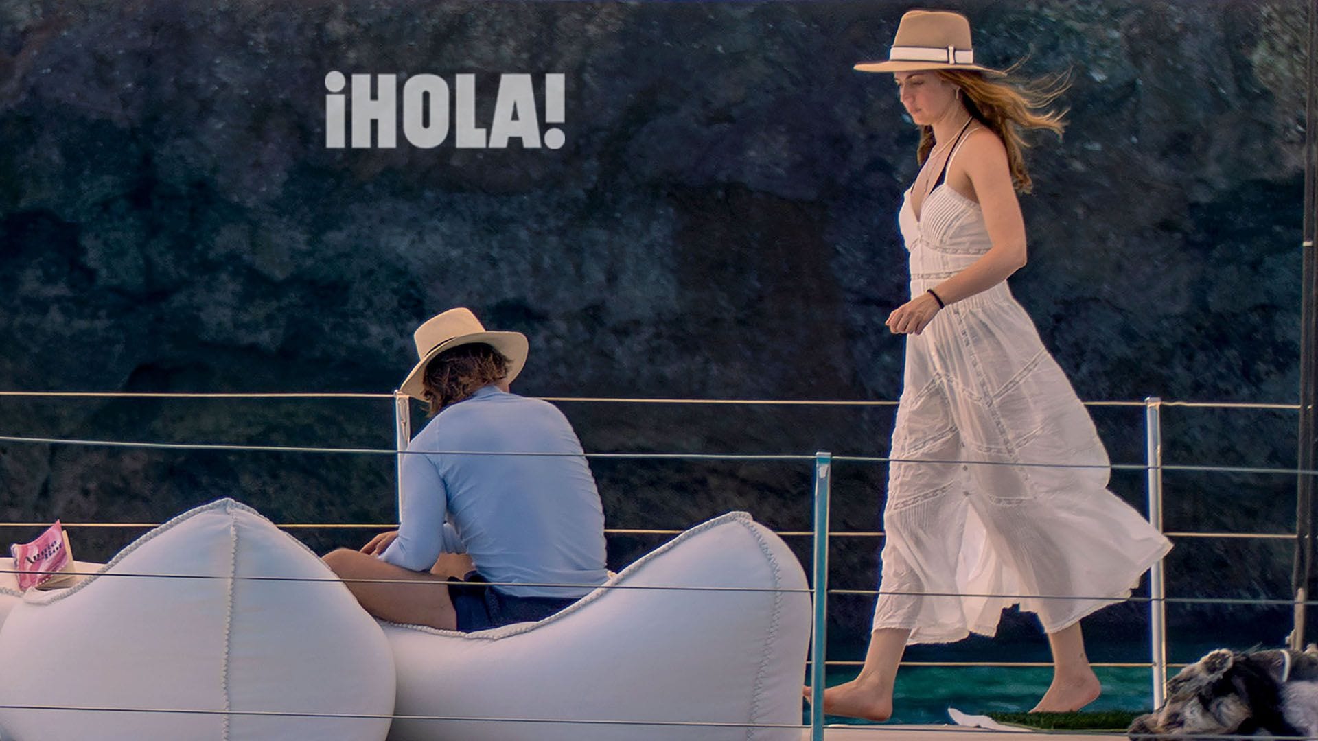 Ana de Armas caminando hacia Tom Cruise