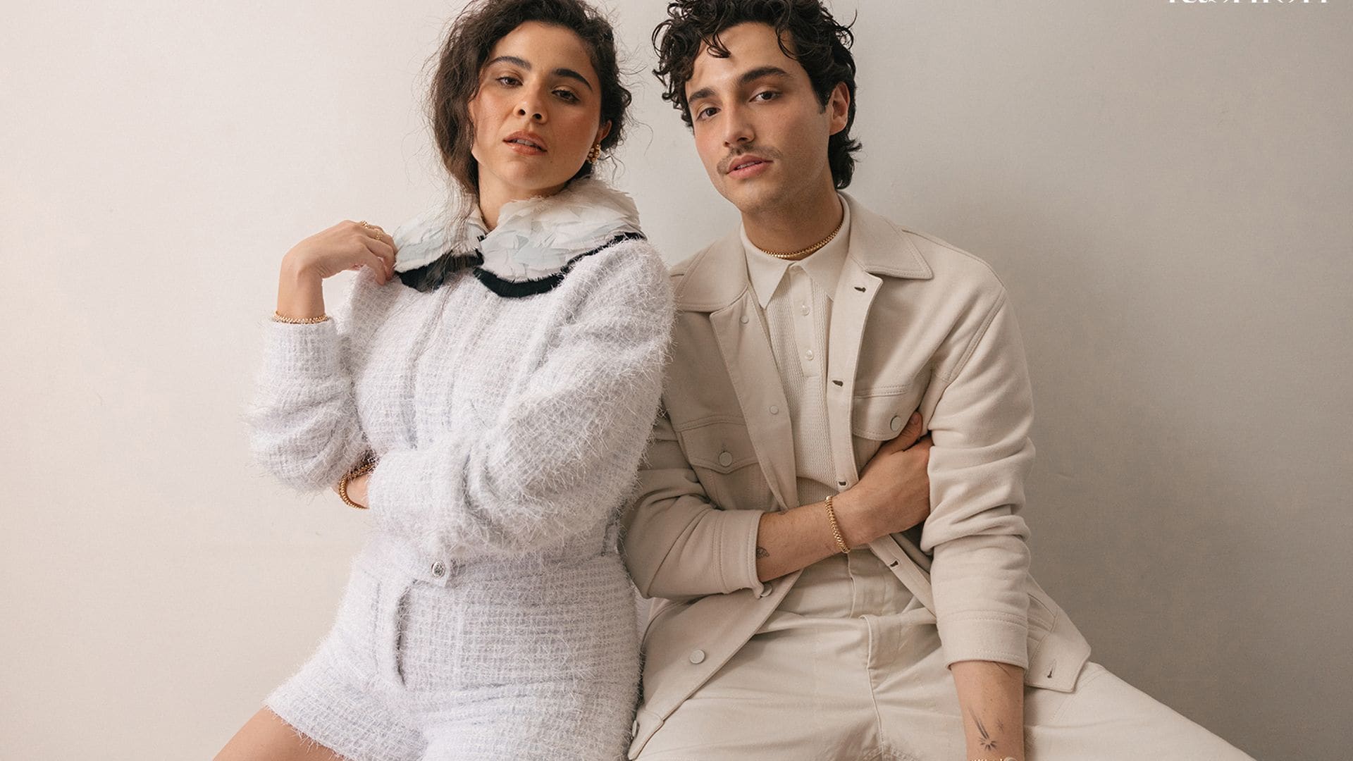 Nuestros protagonistas comparten el amor por la música y un estilo auténtico. En esta imagen, Silvana luce un ‘total look’ de Chanel y joyas de la colección «Clash» de Cartier, mientras que Humbe luce un conjunto completo de Dolce & Gabbana, acompañado de joyas y reloj Panthère de Cartier.